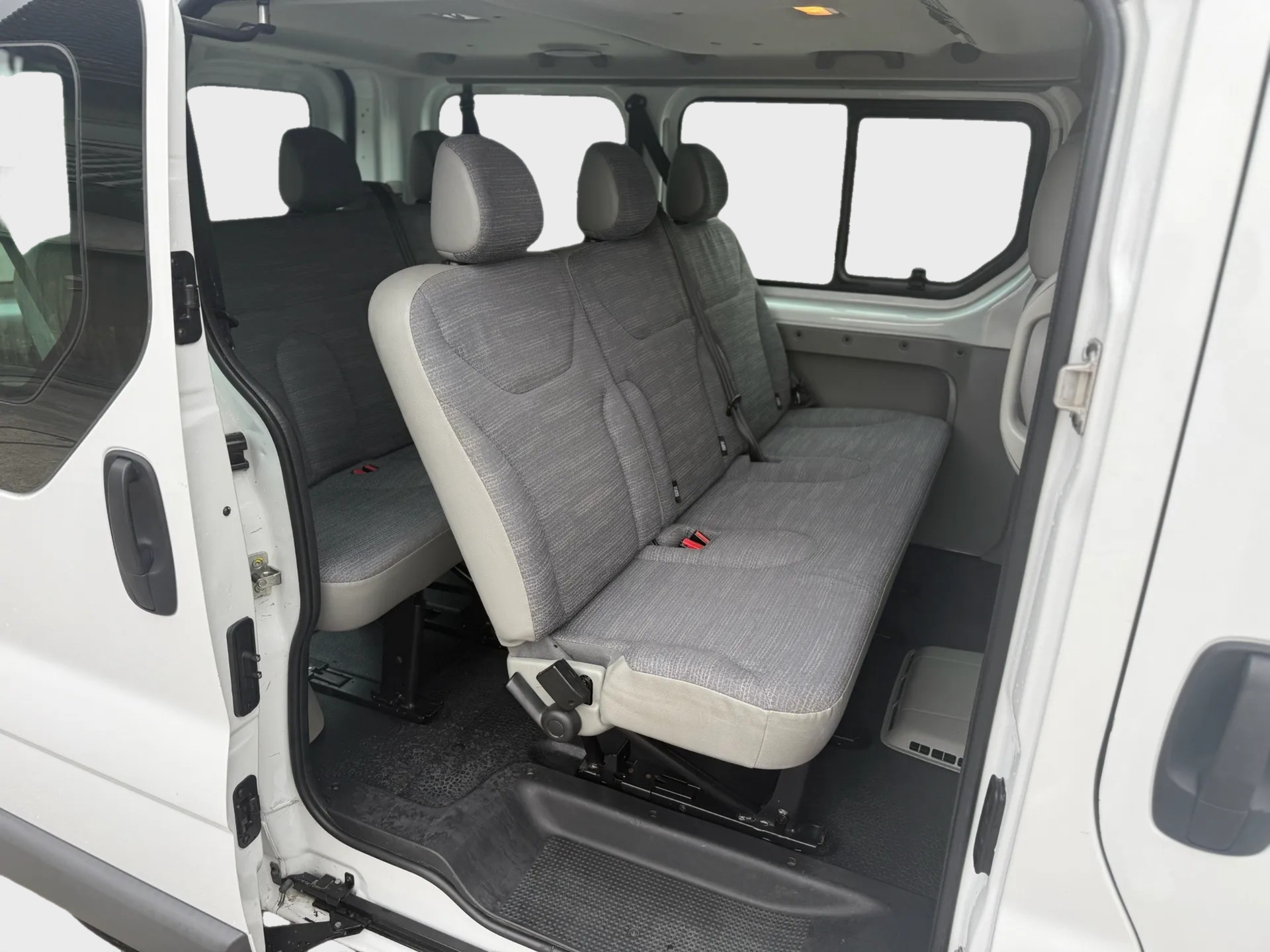 RENAULT Trafic 2.0 dCi Eco 8 Sitzer Grand Passenger Authentique A-image-10