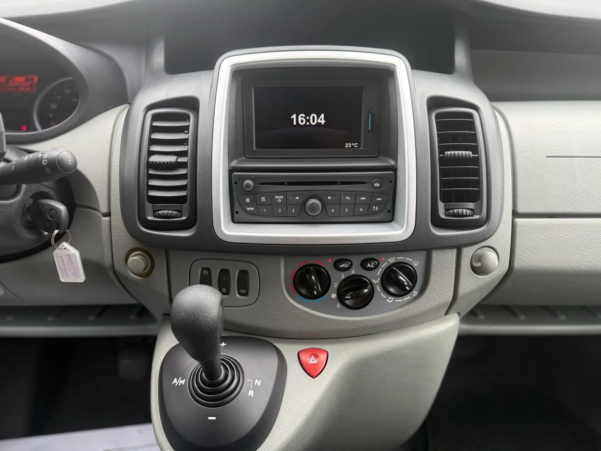 RENAULT Trafic 2.0 dCi Eco 8 Sitzer Grand Passenger Authentique A-image-9