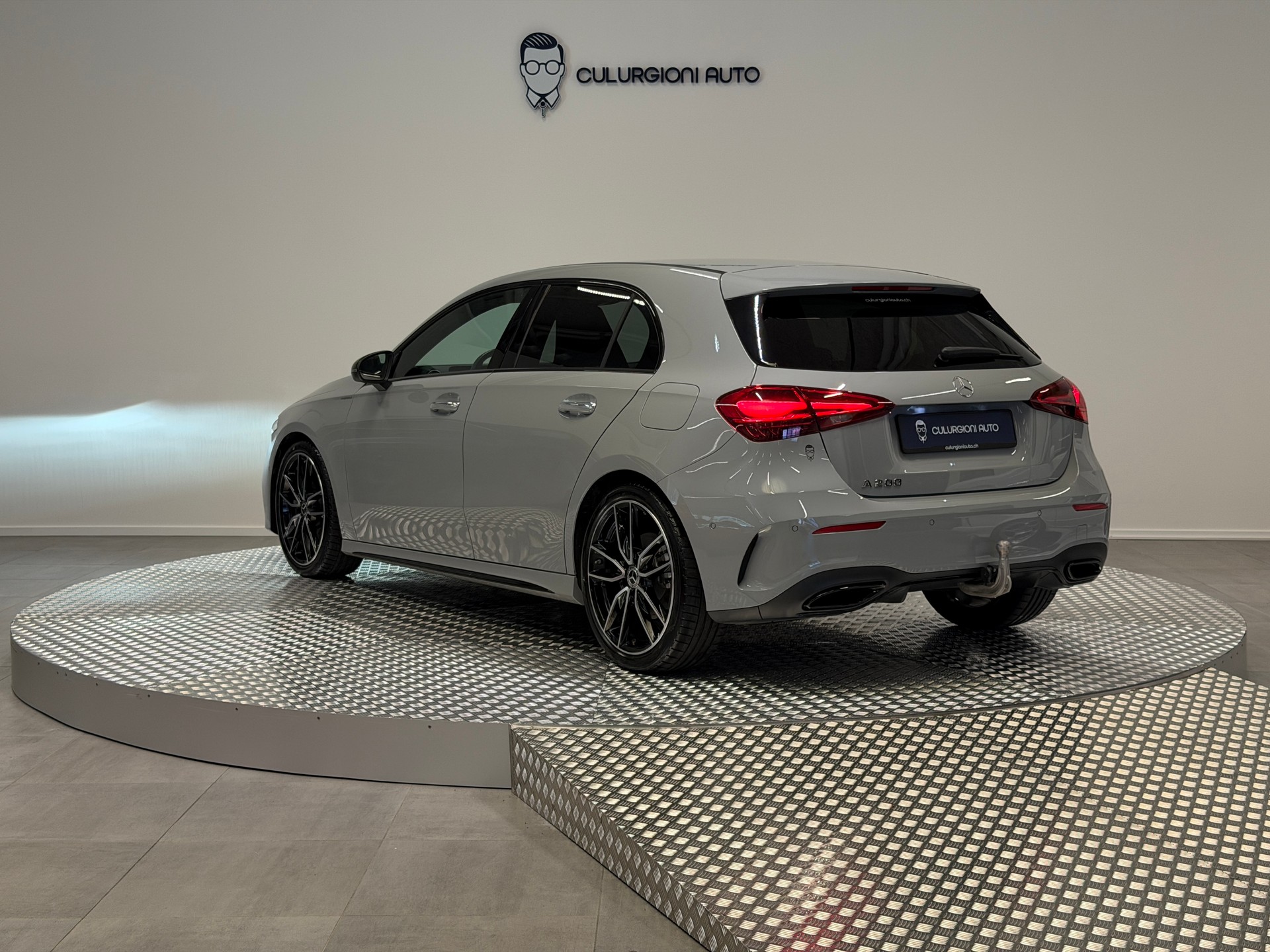 MERCEDES-BENZ A 200 Night Star 7G-DCT-showroom-element-2