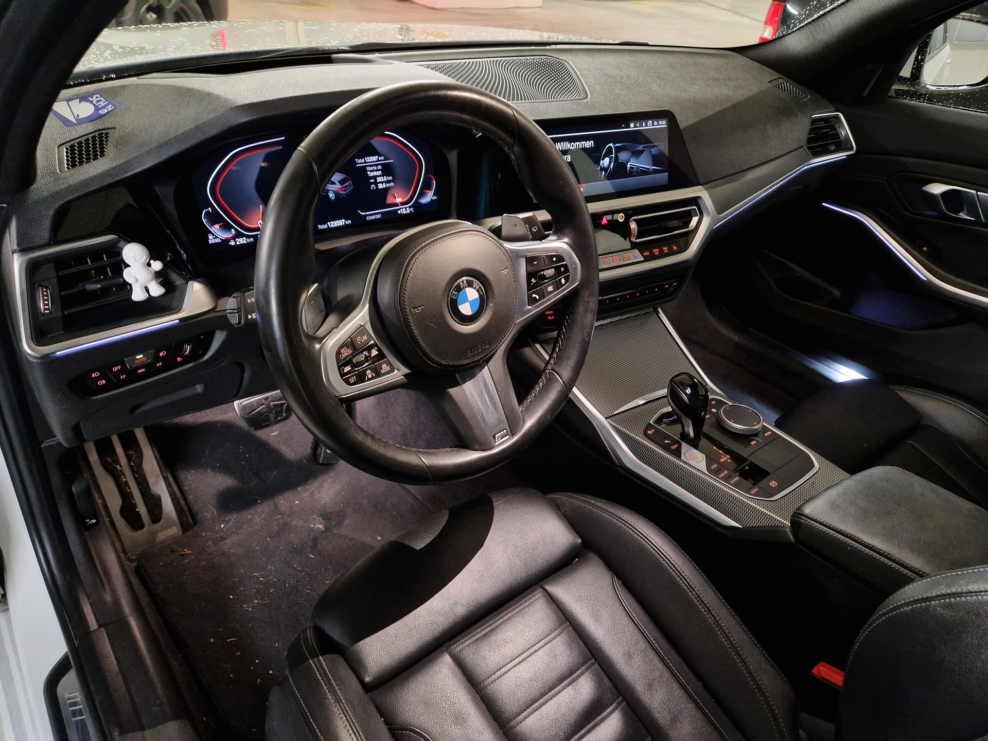 BMW 320d xDrive Touring M Sport Steptronic-image-3