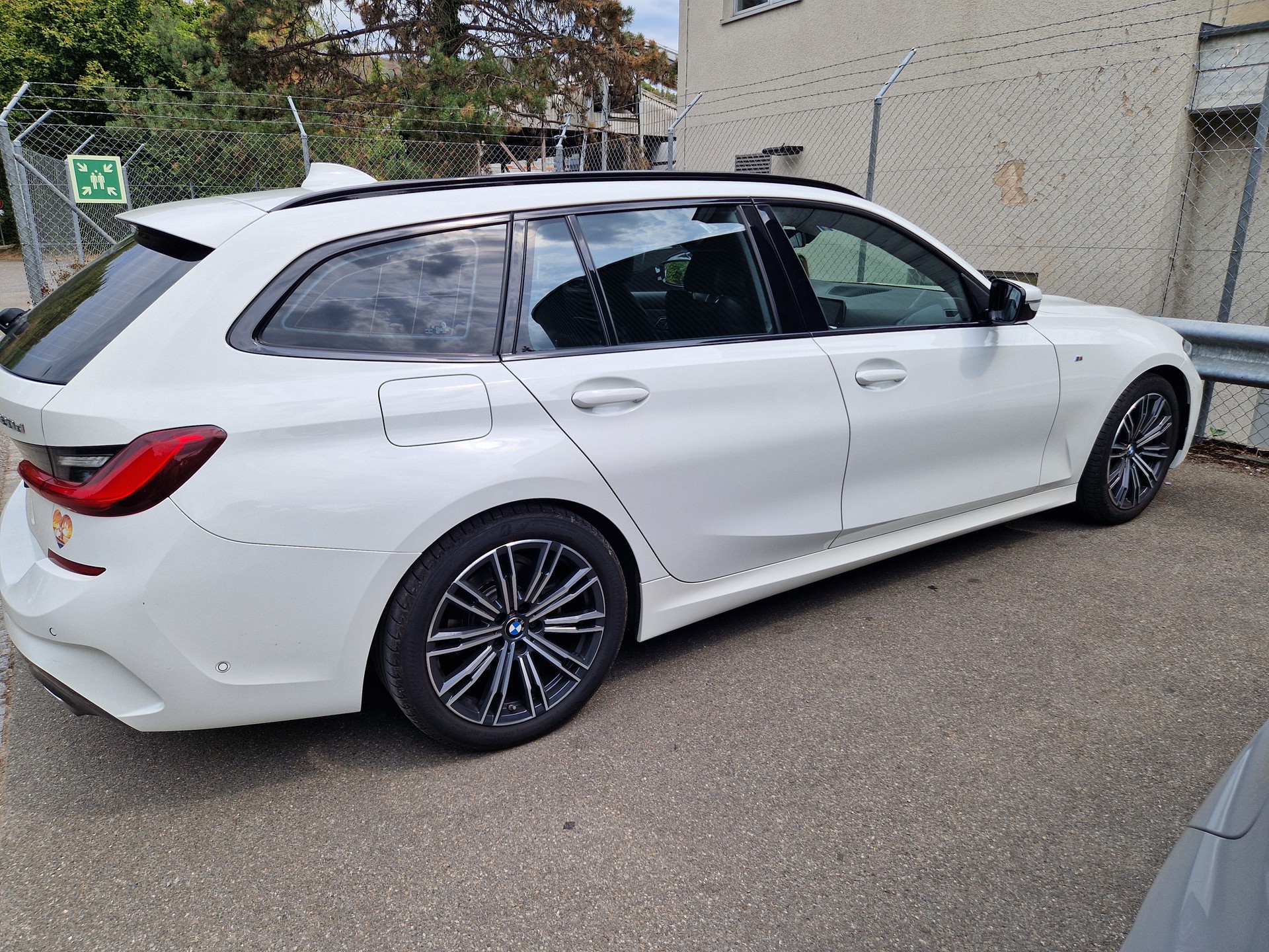 BMW 320d xDrive Touring M Sport Steptronic-image-2