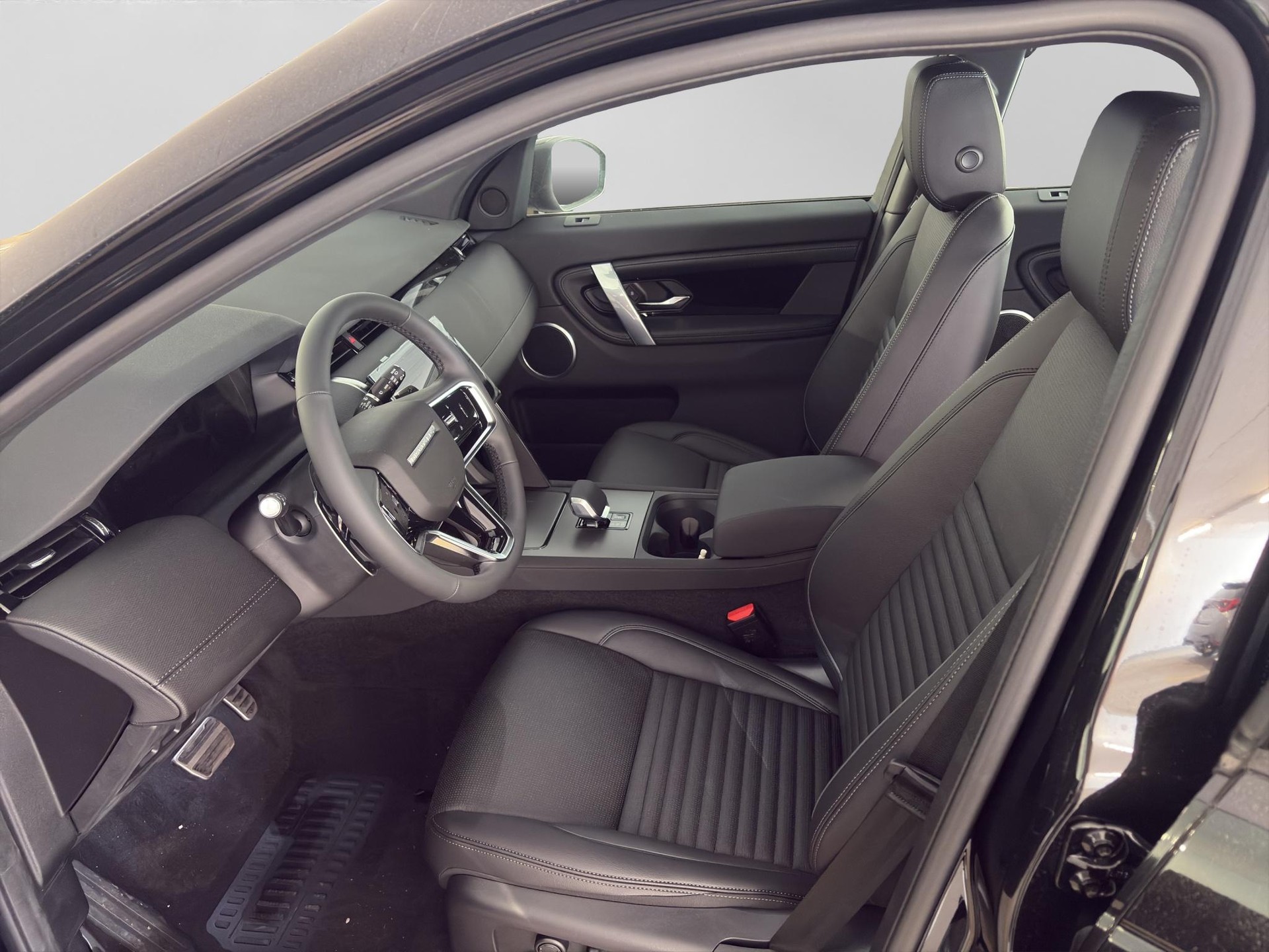 LAND ROVER Discovery Sport 1.5 T 270e Dynamic S-image-1