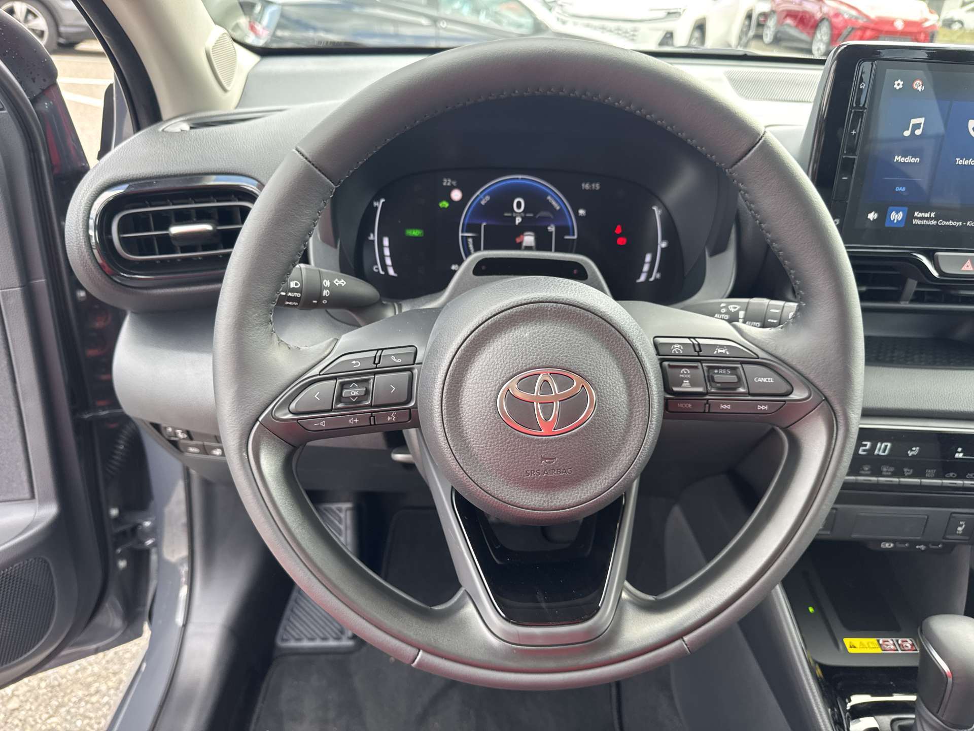 TOYOTA Yaris 1.5 Active Plus+ e-CVT Automat-image-15