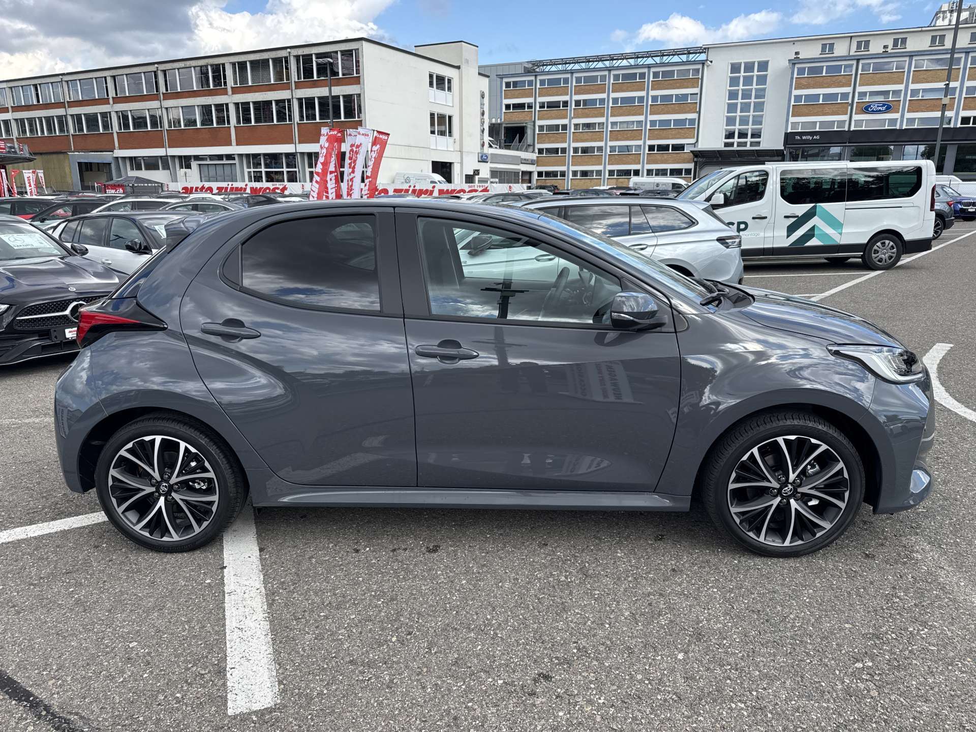 TOYOTA Yaris 1.5 Active Plus+ e-CVT Automat-image-10