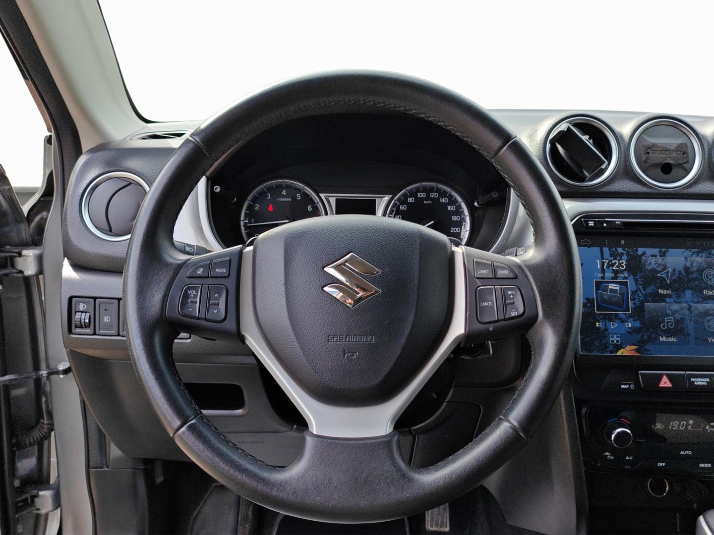SUZUKI Vitara 1.6 Compact Top Automatic – Attelage, jantes 17", DAB+ [Expertisé + Garantie 12 mois]-image-10