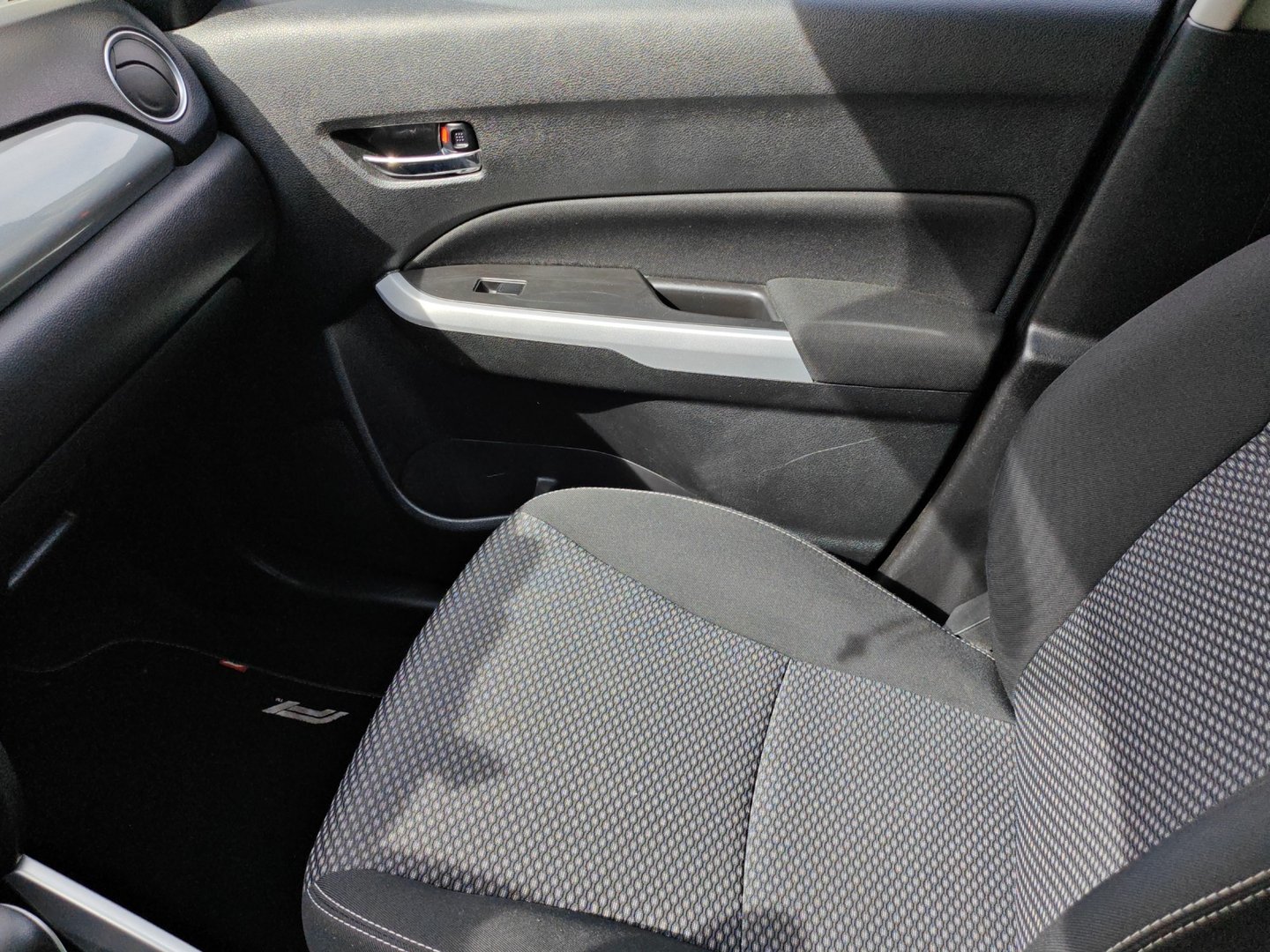 SUZUKI Vitara 1.6 Compact Top Automatic – Attelage, jantes 17", DAB+ [Expertisé + Garantie 12 mois]-image-15