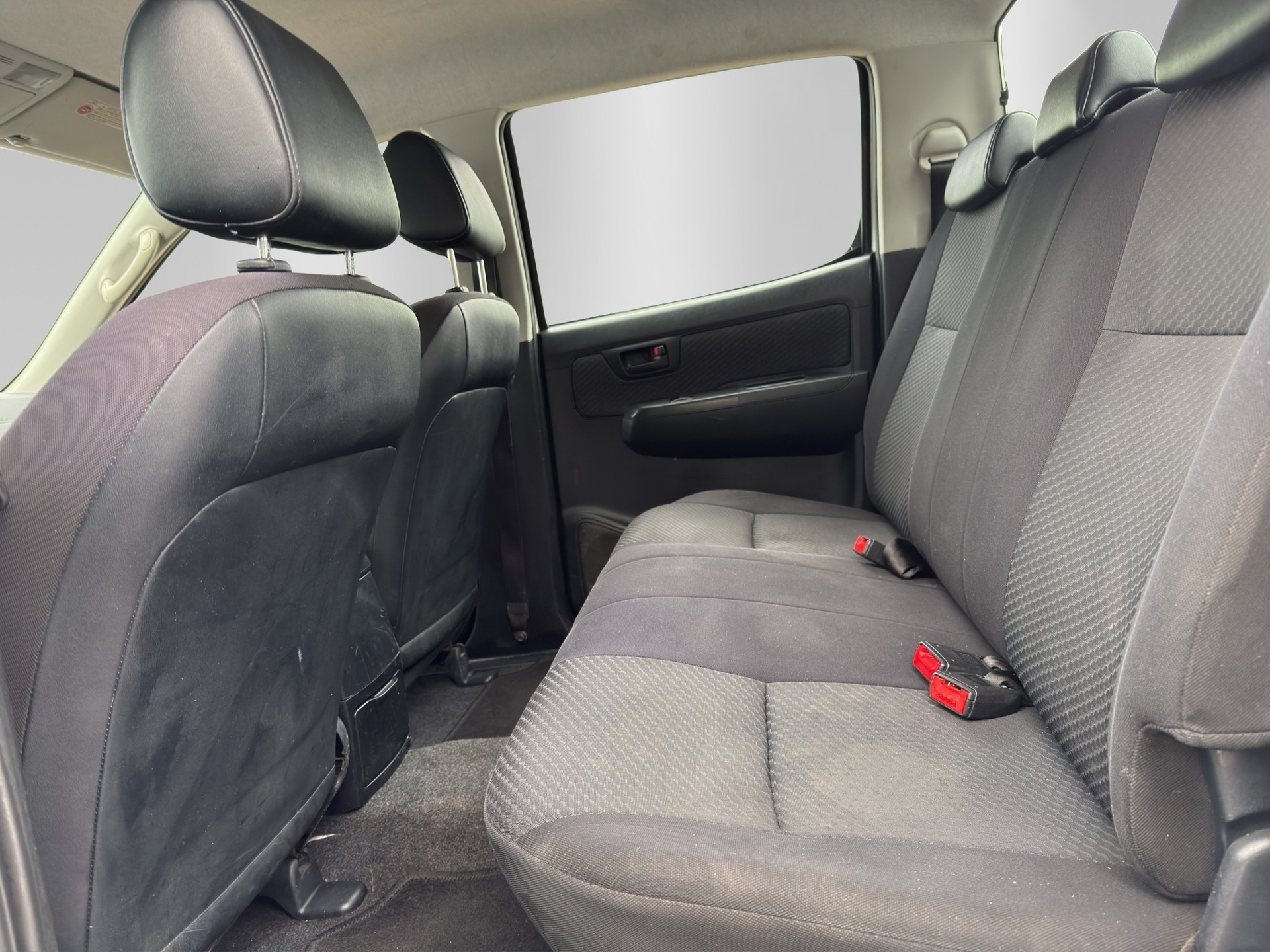 TOYOTA Hilux 2.5D 4WD Double Cab Luna-image-13