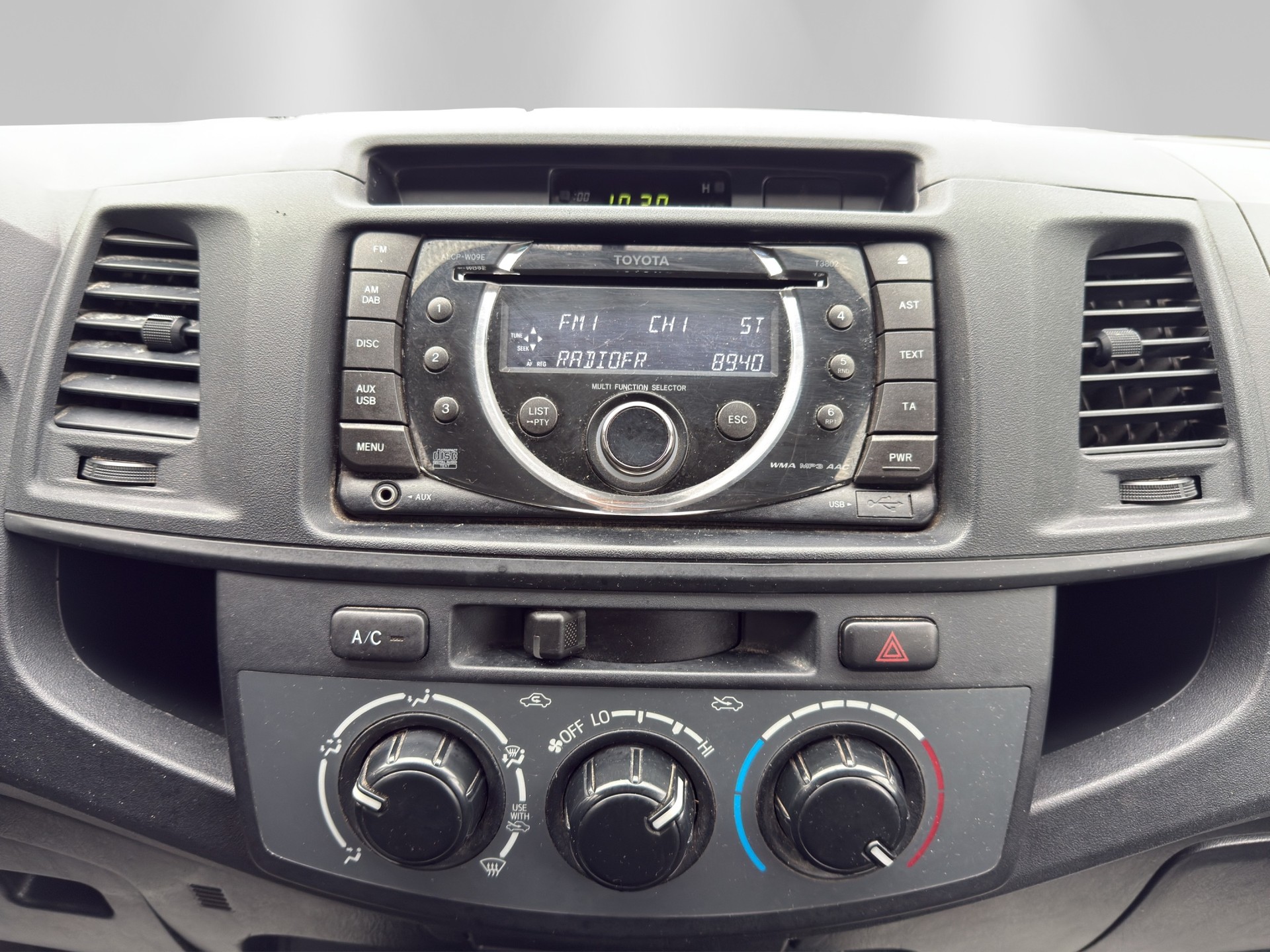 TOYOTA Hilux 2.5D 4WD Double Cab Luna-image-11