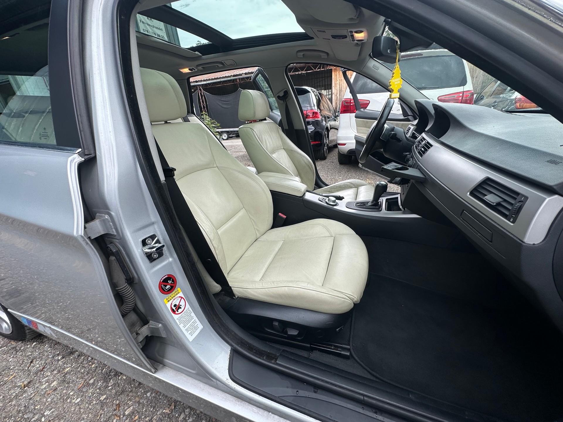 BMW 330xi Touring-image-11