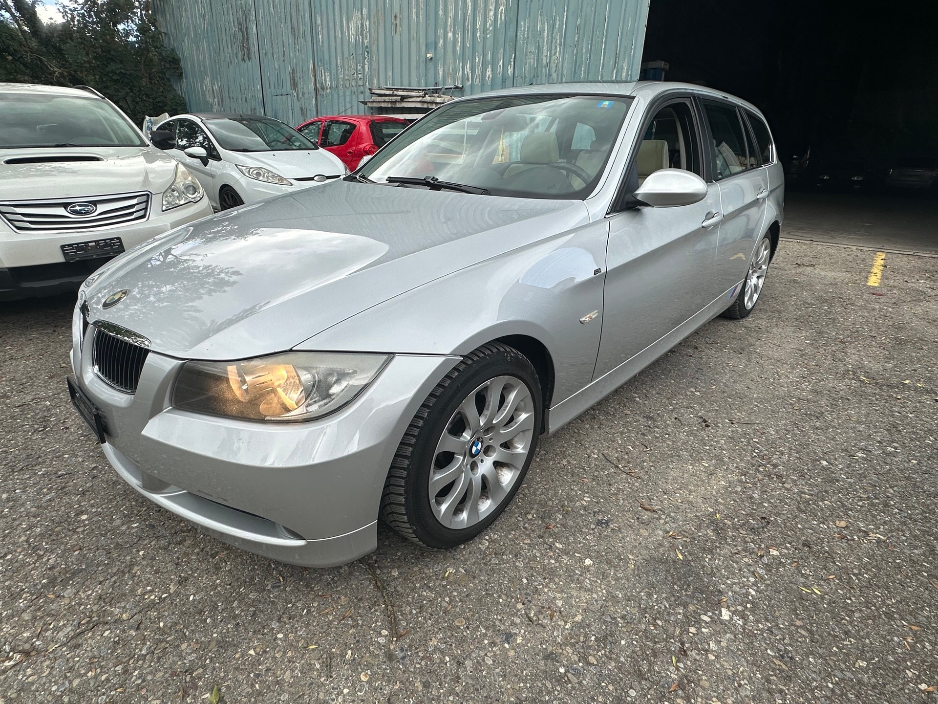 BMW 330xi Touring-image-1