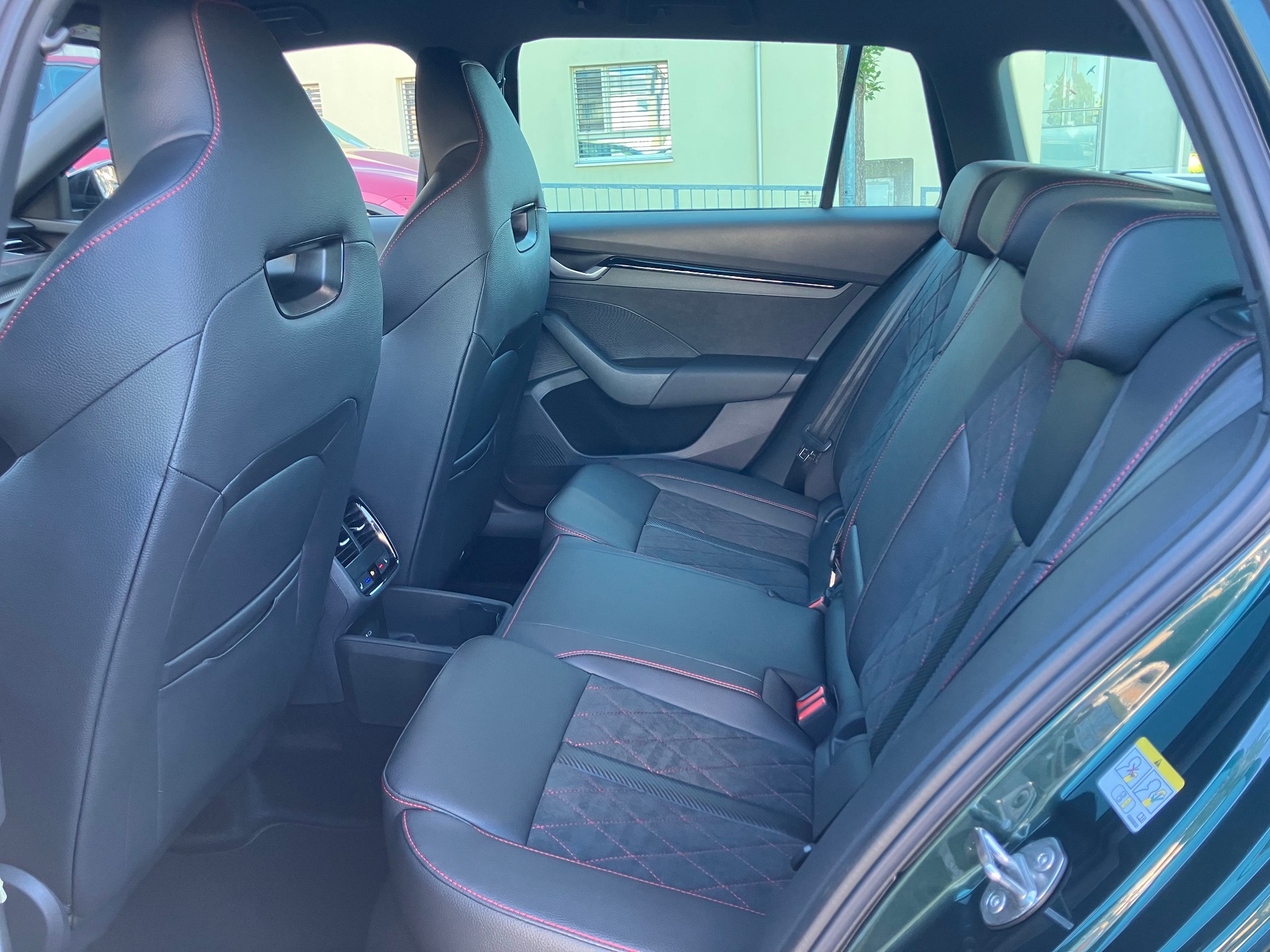 SKODA Octavia Combi 2.0 TSI DSG RS 30 Years Edition-image-6