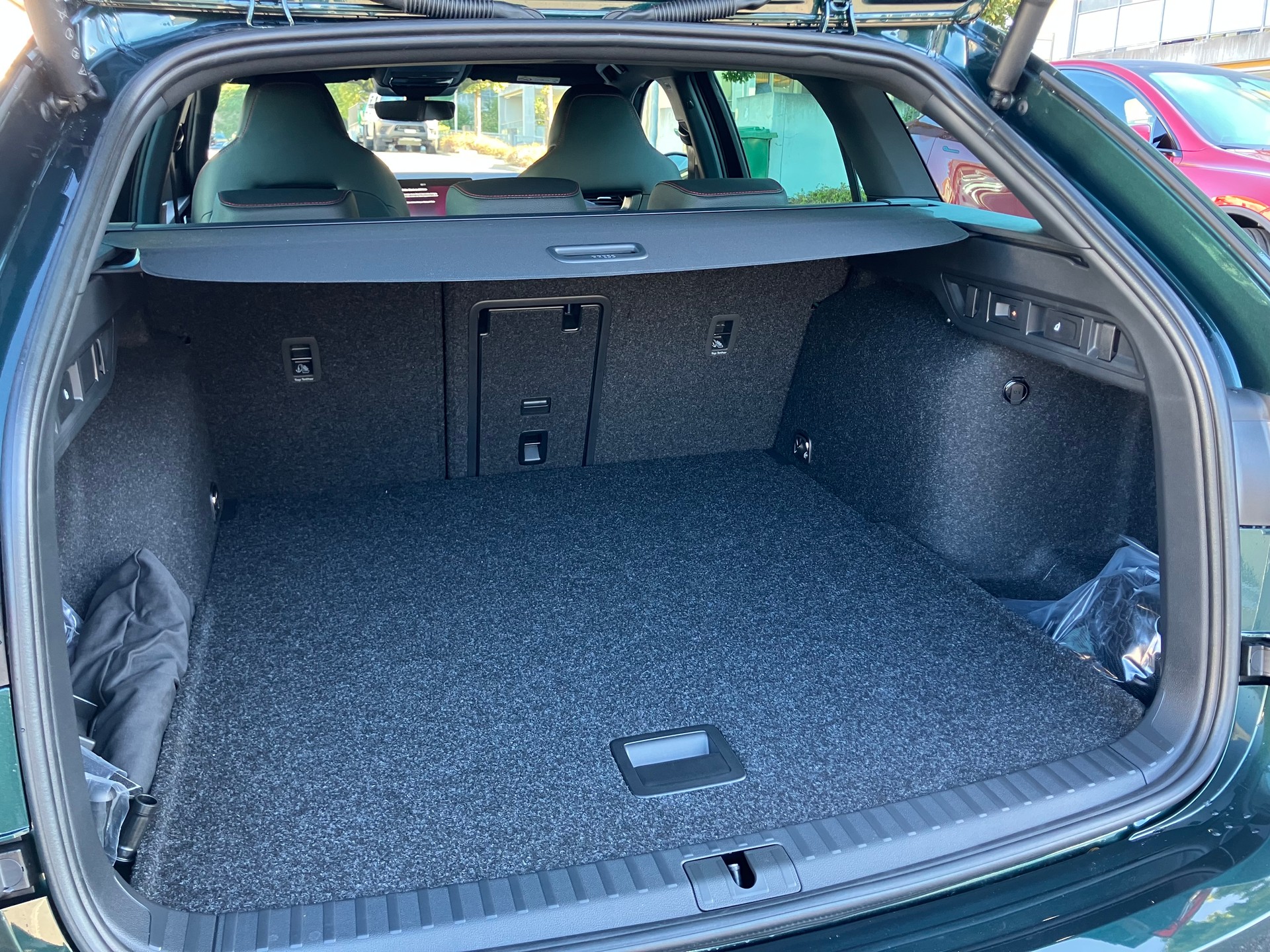 SKODA Octavia Combi 2.0 TSI DSG RS 30 Years Edition-image-3