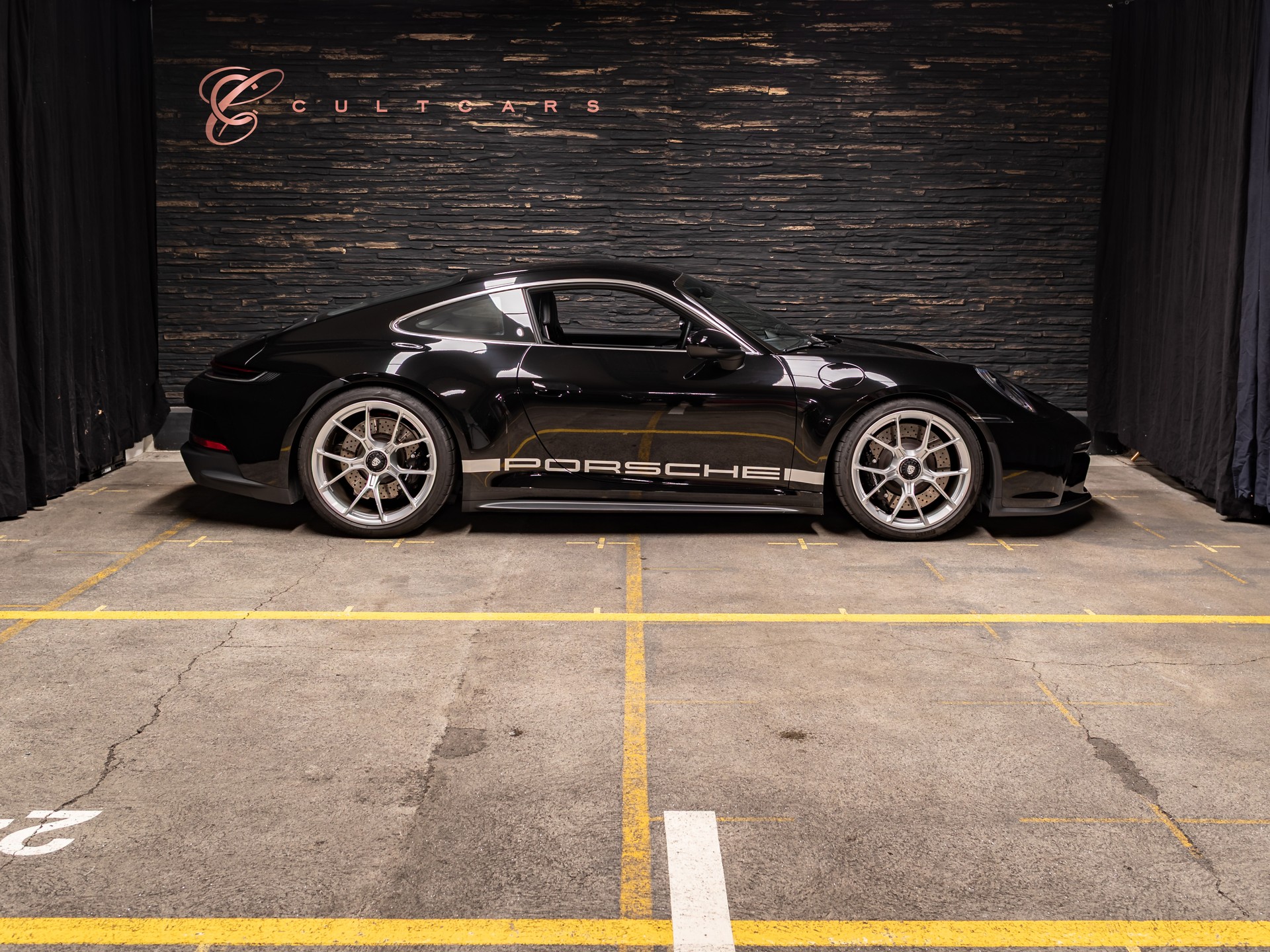 PORSCHE 911 GT3 Touring-image-0