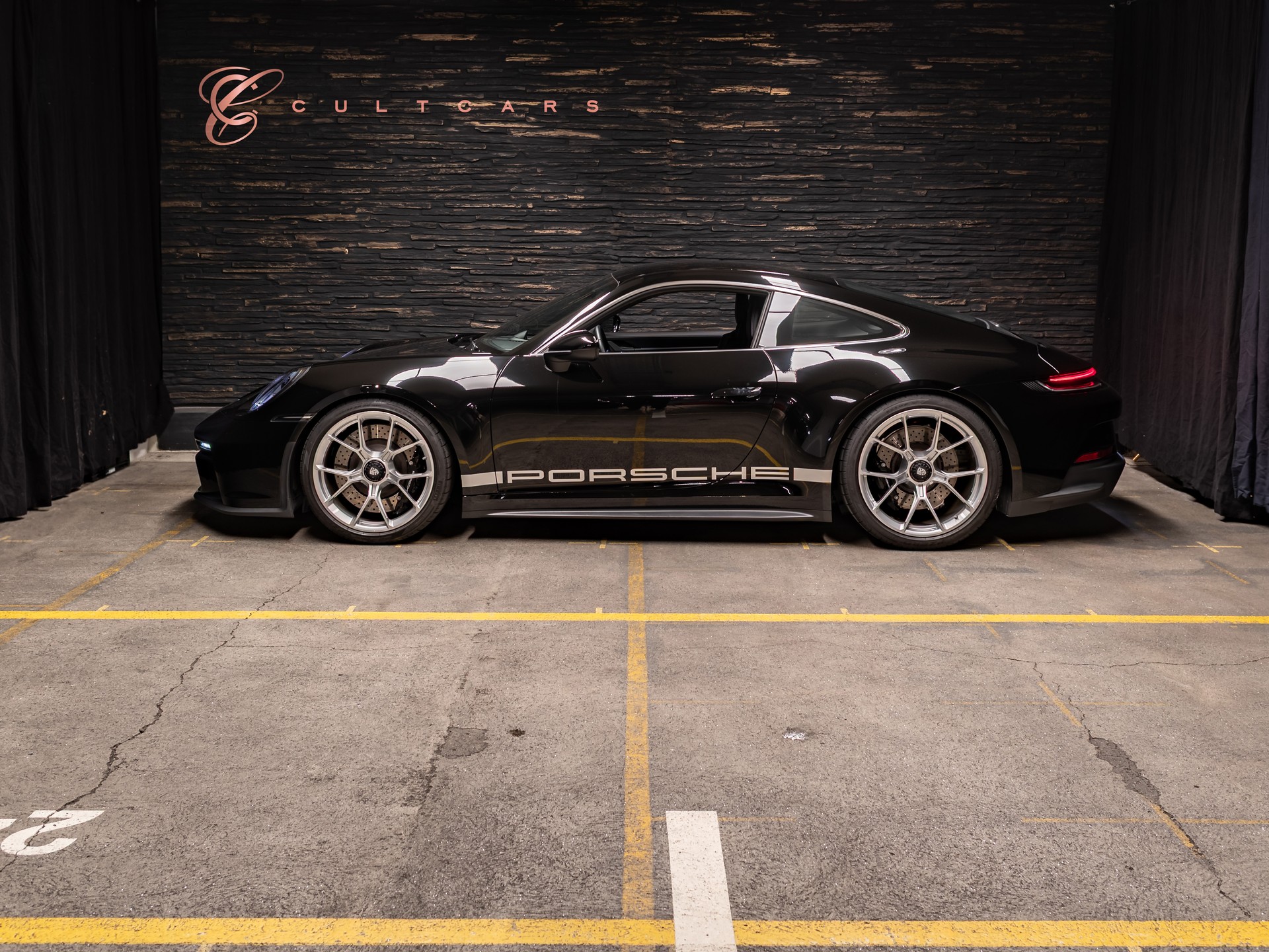 PORSCHE 911 GT3 Touring-image-1