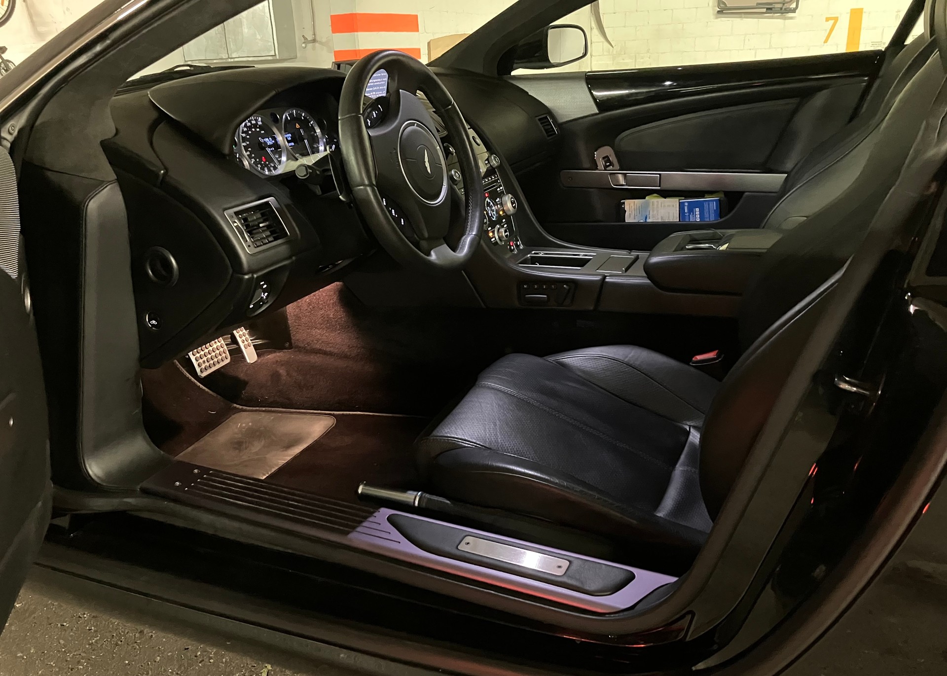 ASTON MARTIN DB9 Touchtronic 2-image-4