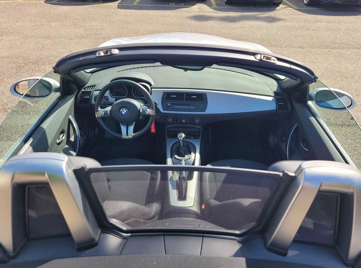 BMW Z4 2.0i Roadster-image-10