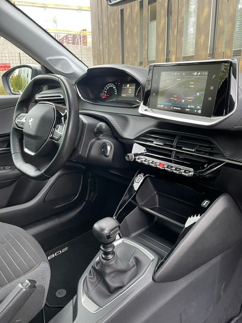 PEUGEOT 208 1.2 PureTech Allure-image-23