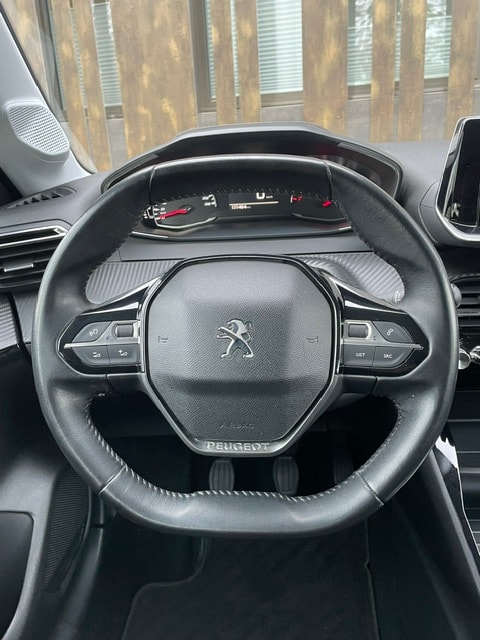 PEUGEOT 208 1.2 PureTech Allure-image-19