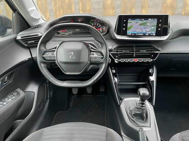 PEUGEOT 208 1.2 PureTech Allure-image-18