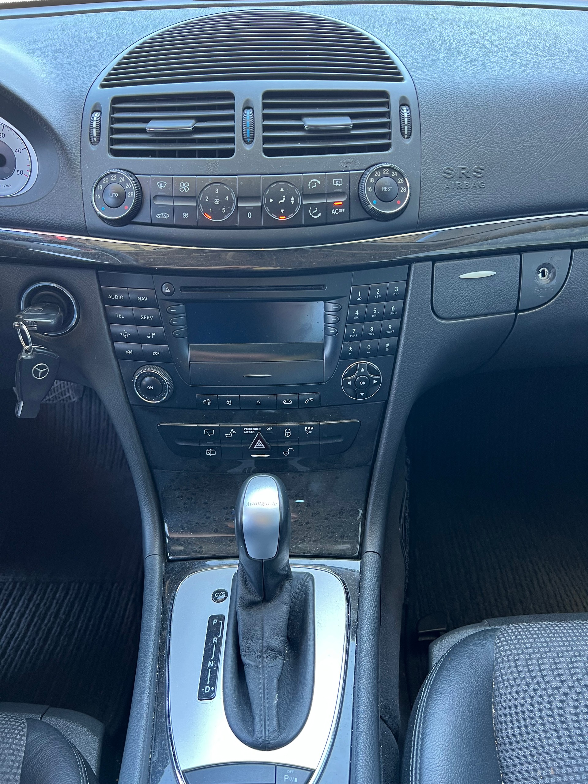 MERCEDES-BENZ E 270 CDI Avantgarde-image-12