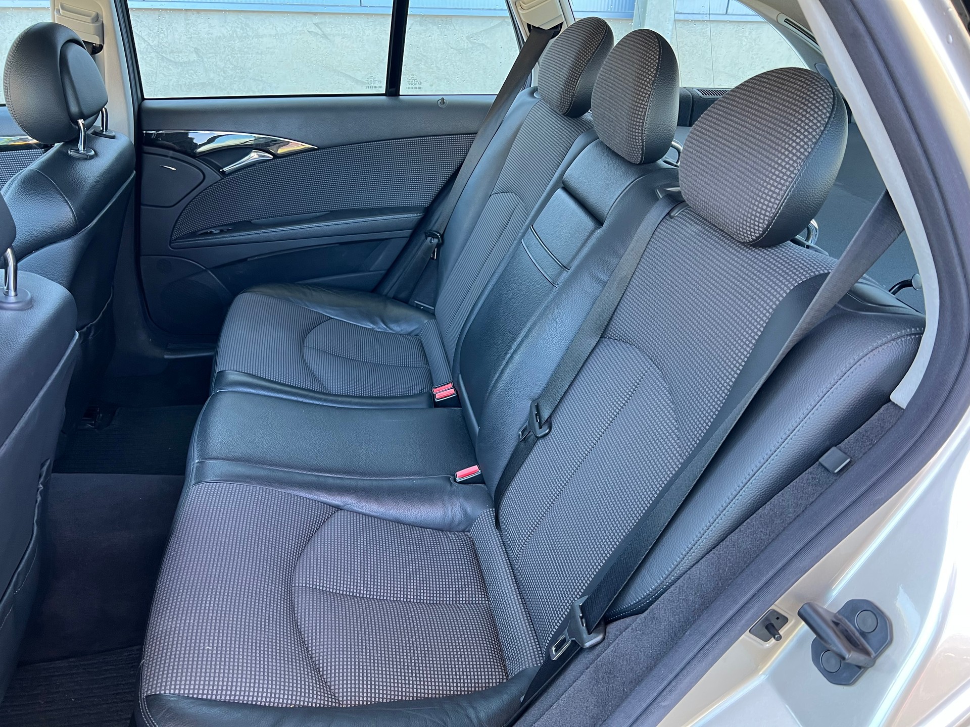 MERCEDES-BENZ E 270 CDI Avantgarde-image-9
