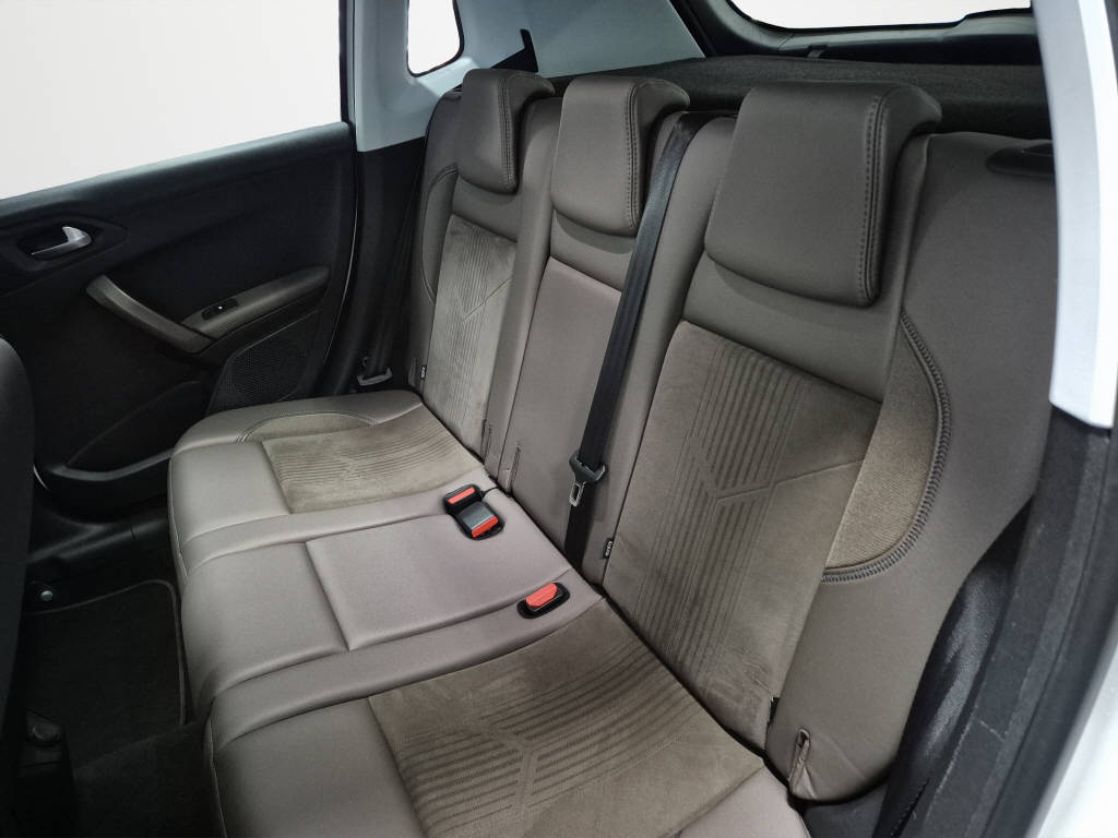 PEUGEOT 2008 1.6 BlueHDi Allure-image-12
