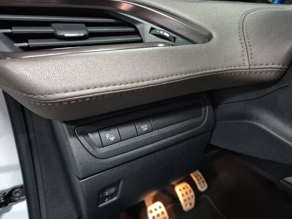 PEUGEOT 2008 1.6 BlueHDi Allure-image-13