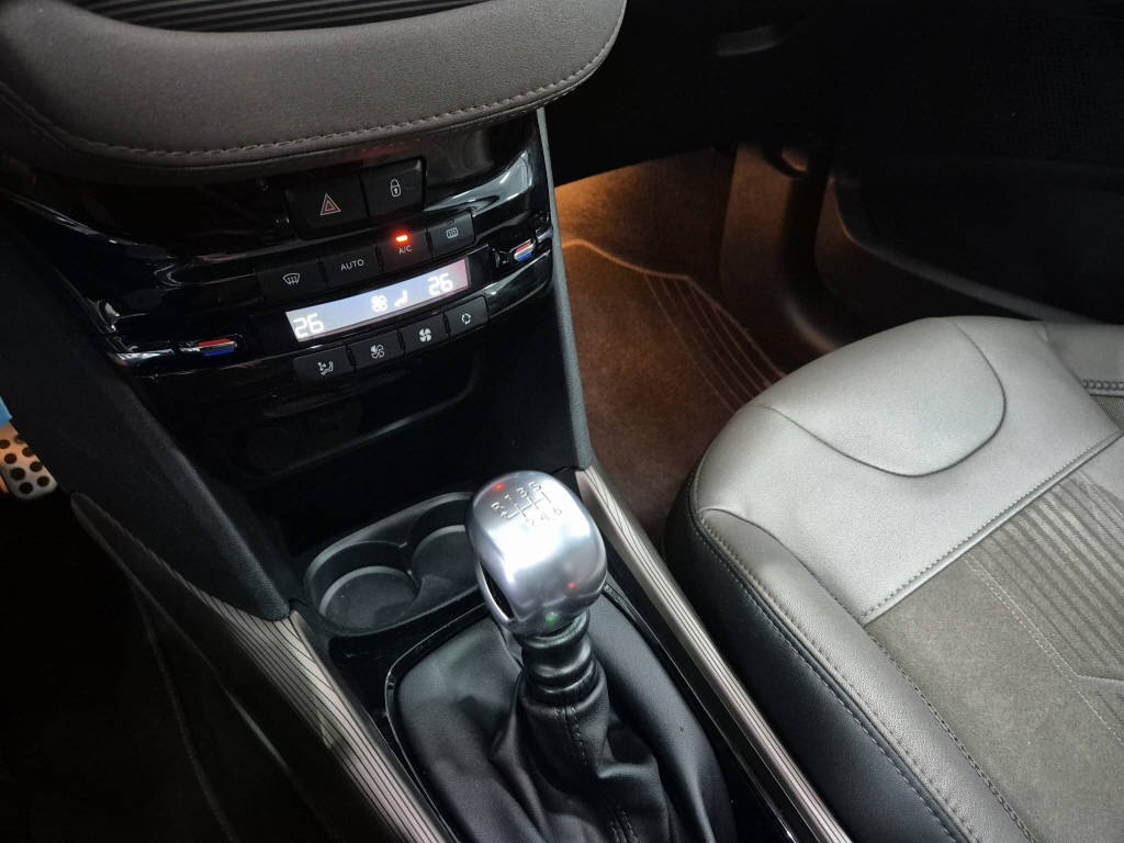 PEUGEOT 2008 1.6 BlueHDi Allure-image-10