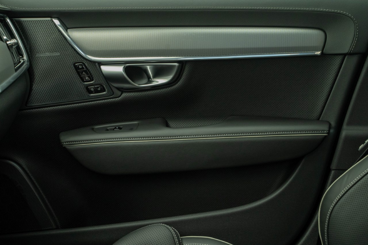 VOLVO V90 2.0 T8 TE Ultimate Dark eAWD-image-12