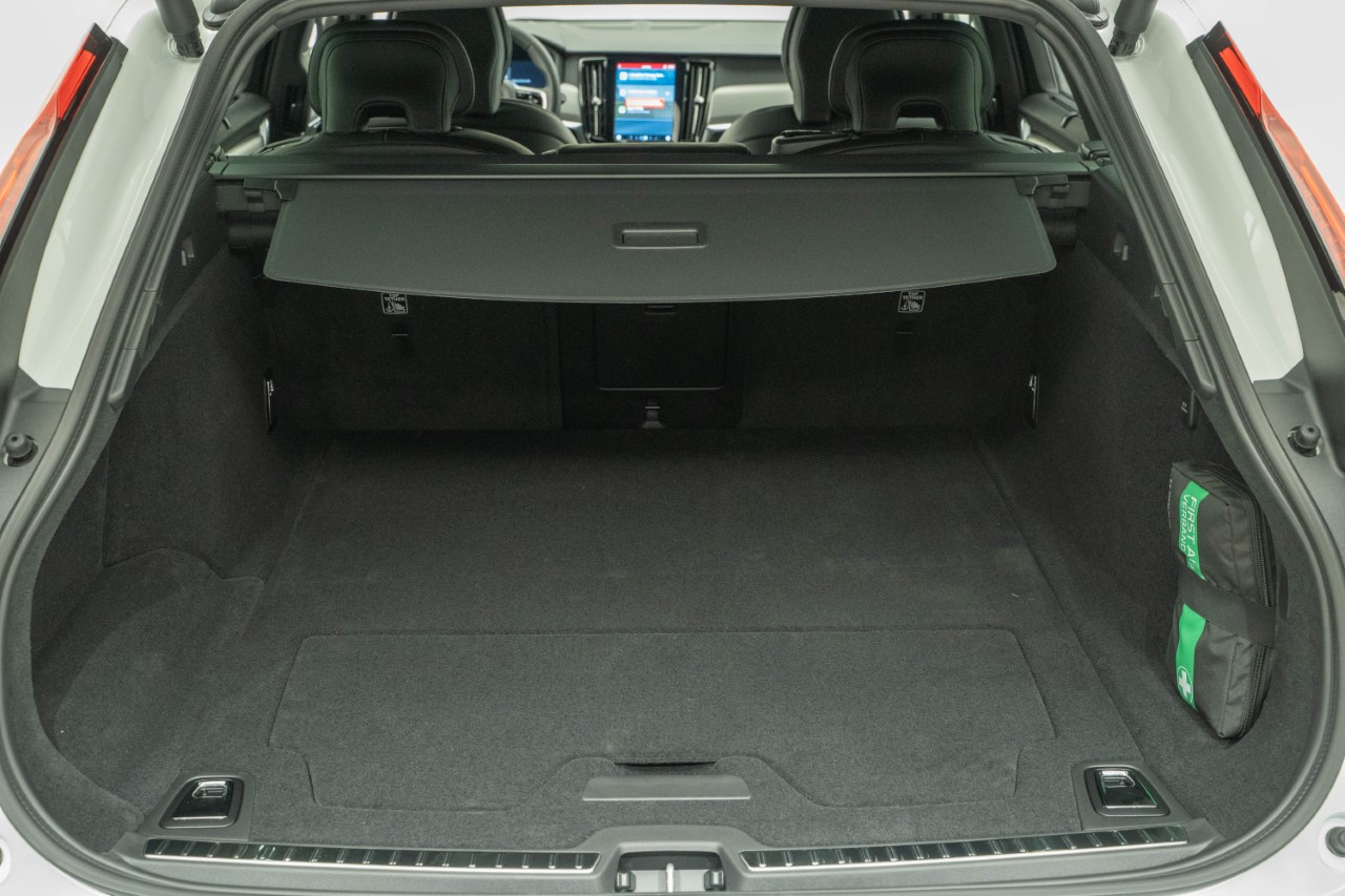 VOLVO V90 2.0 T8 TE Ultimate Dark eAWD-image-4
