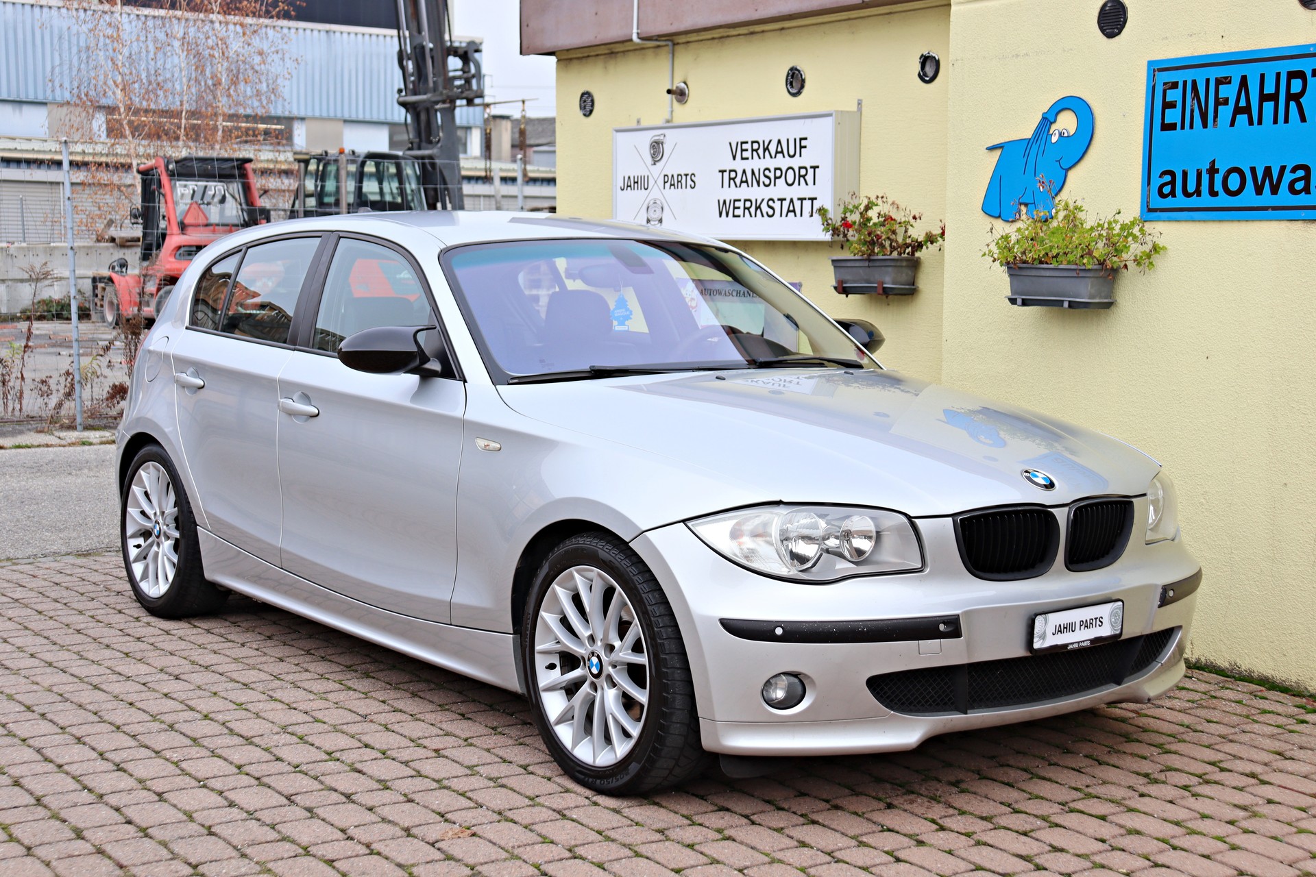 BMW 120i-image-5