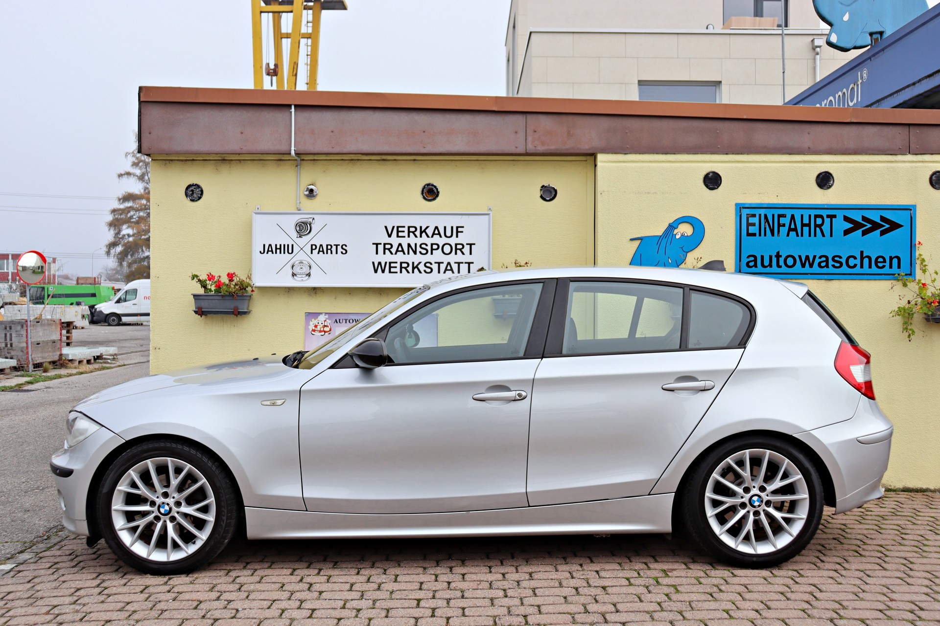 BMW 120i-image-1