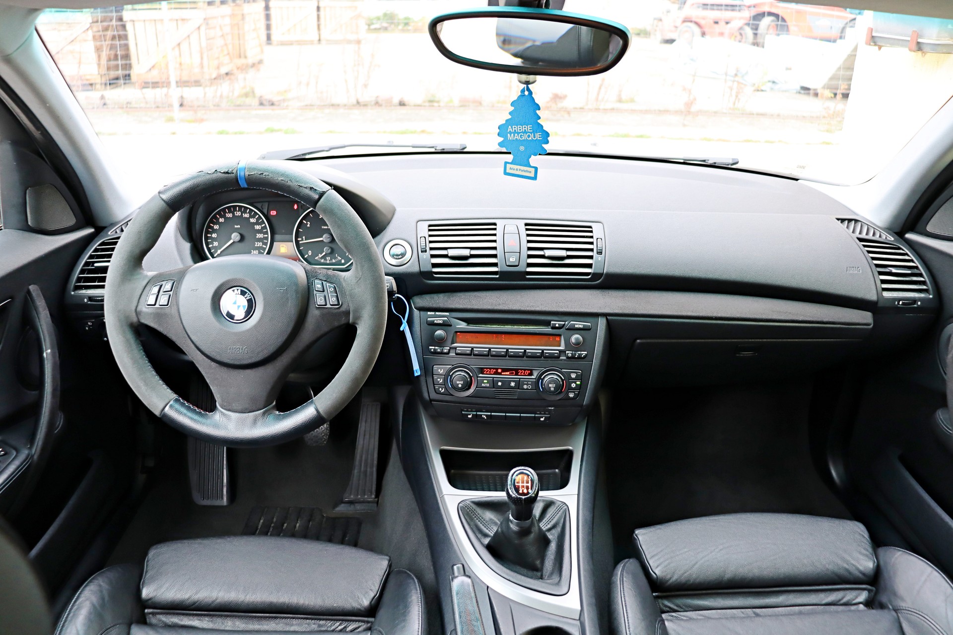 BMW 120i-image-8