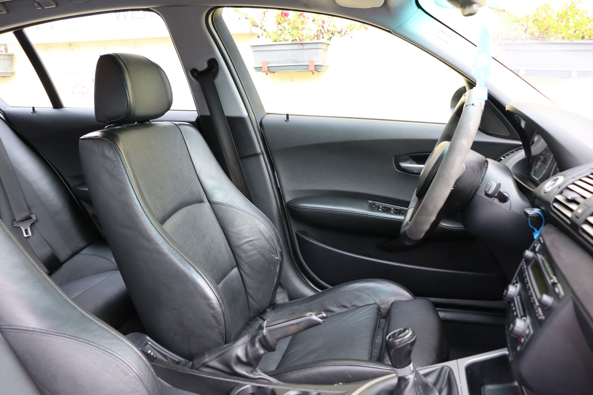 BMW 120i-image-10