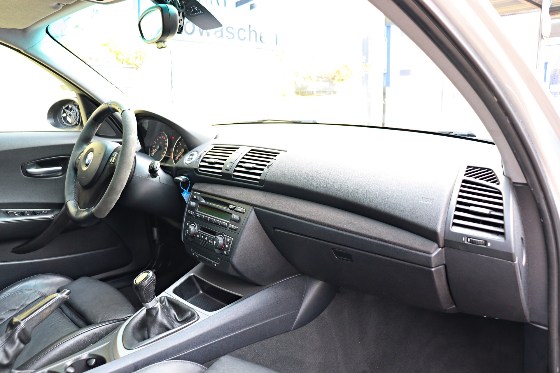 BMW 120i-image-7