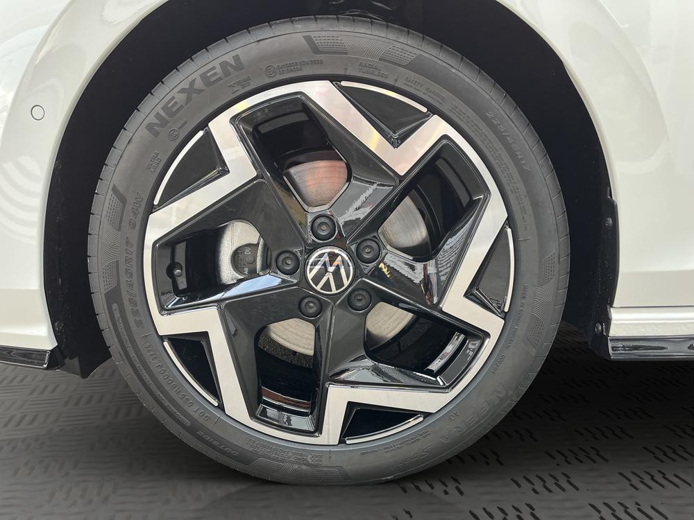 VW Golf 1.5 e TSI mHEV R-Line DSG-image-11