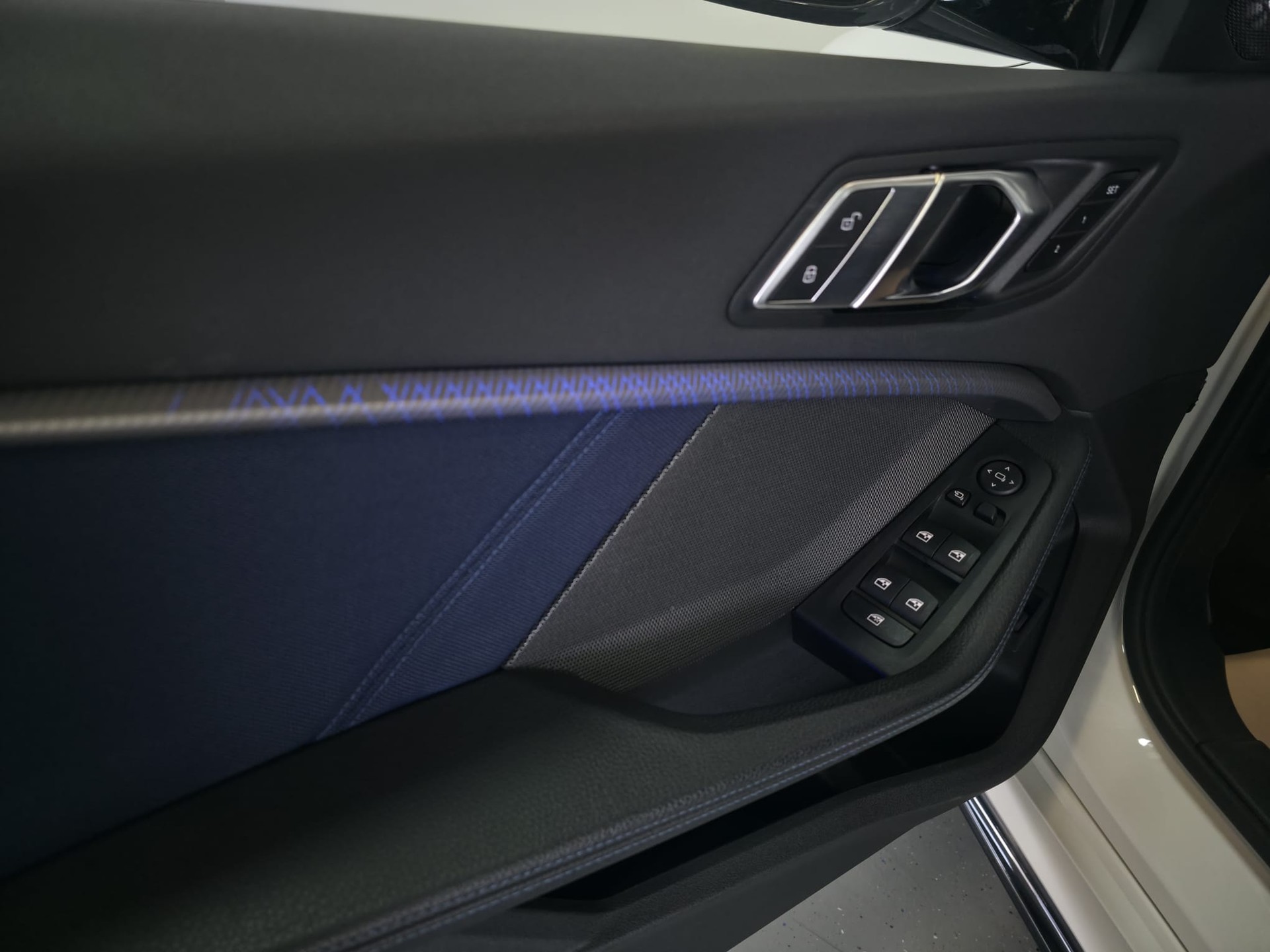 BMW M135i xDrive Steptronic-image-25
