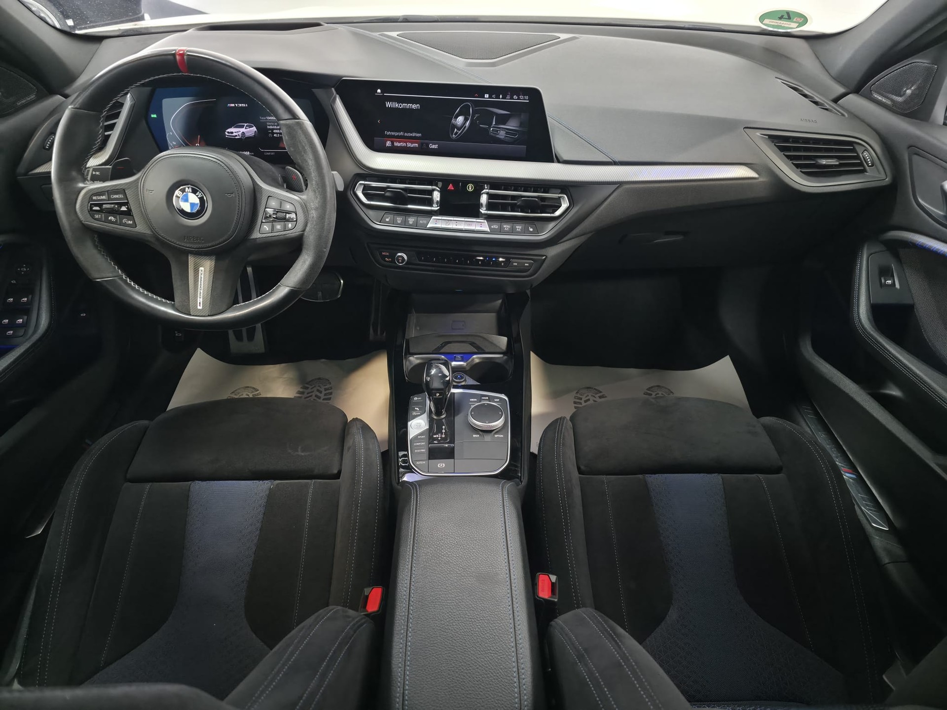 BMW M135i xDrive Steptronic-image-23