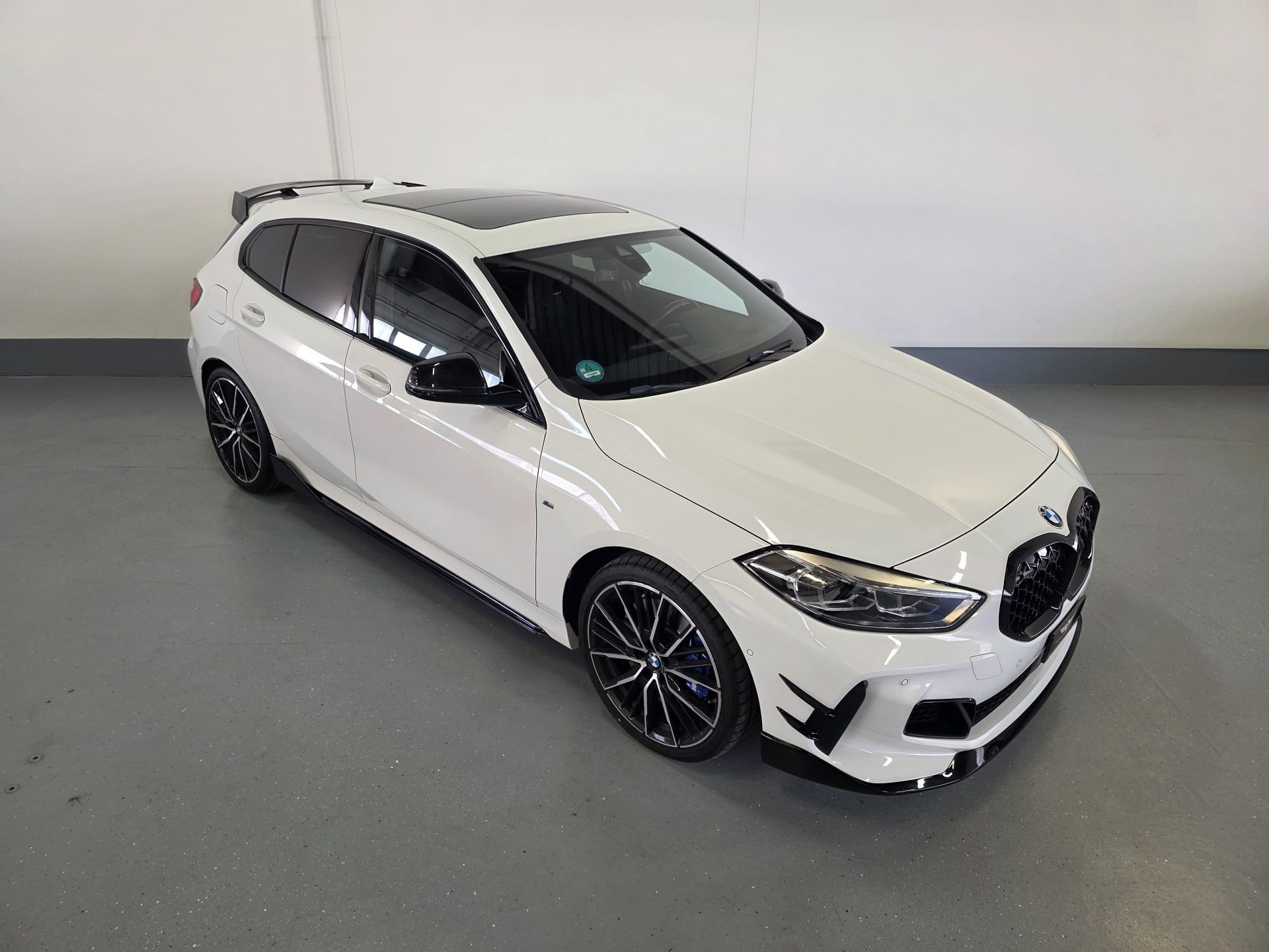 BMW M135i xDrive Steptronic-image-0