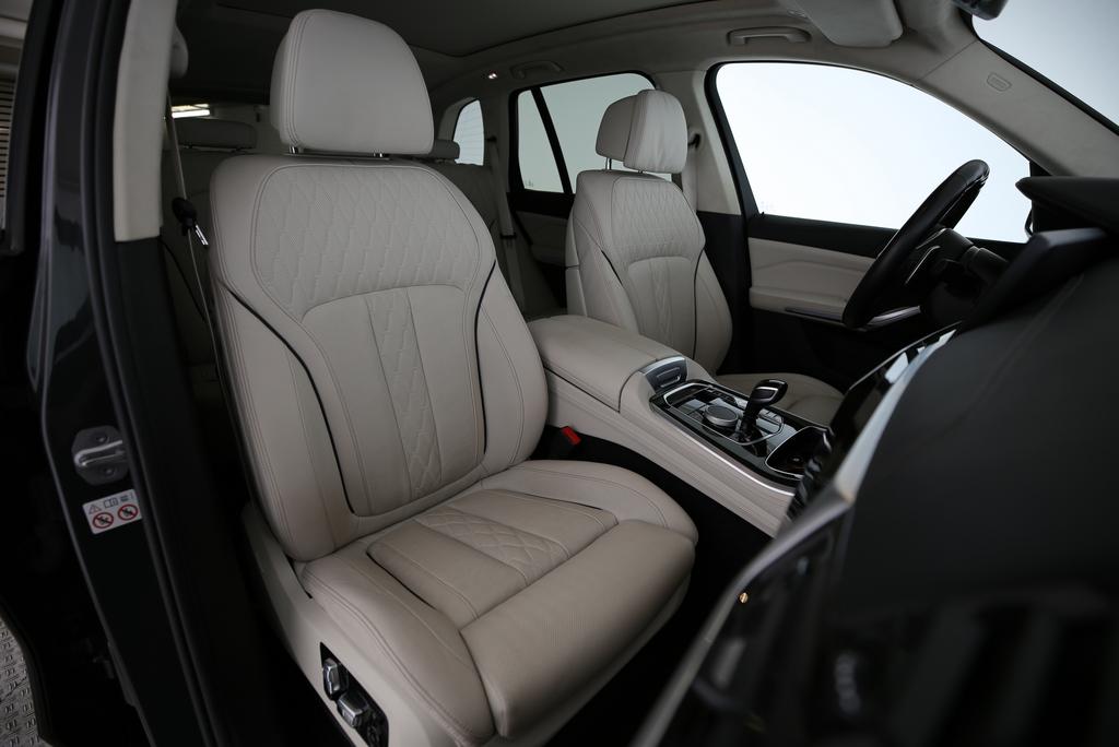 BMW X5 M50i xDrive-image-12