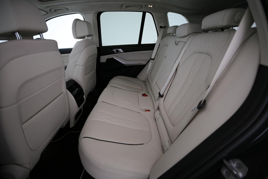 BMW X5 M50i xDrive-image-13