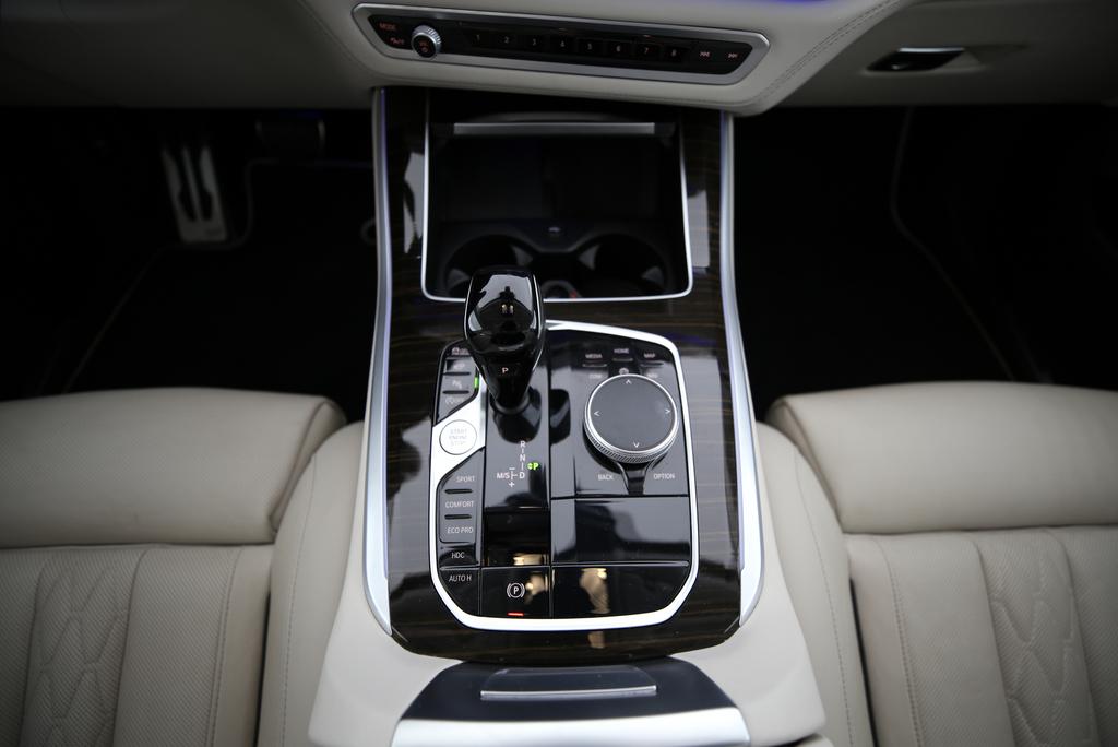 BMW X5 M50i xDrive-image-9