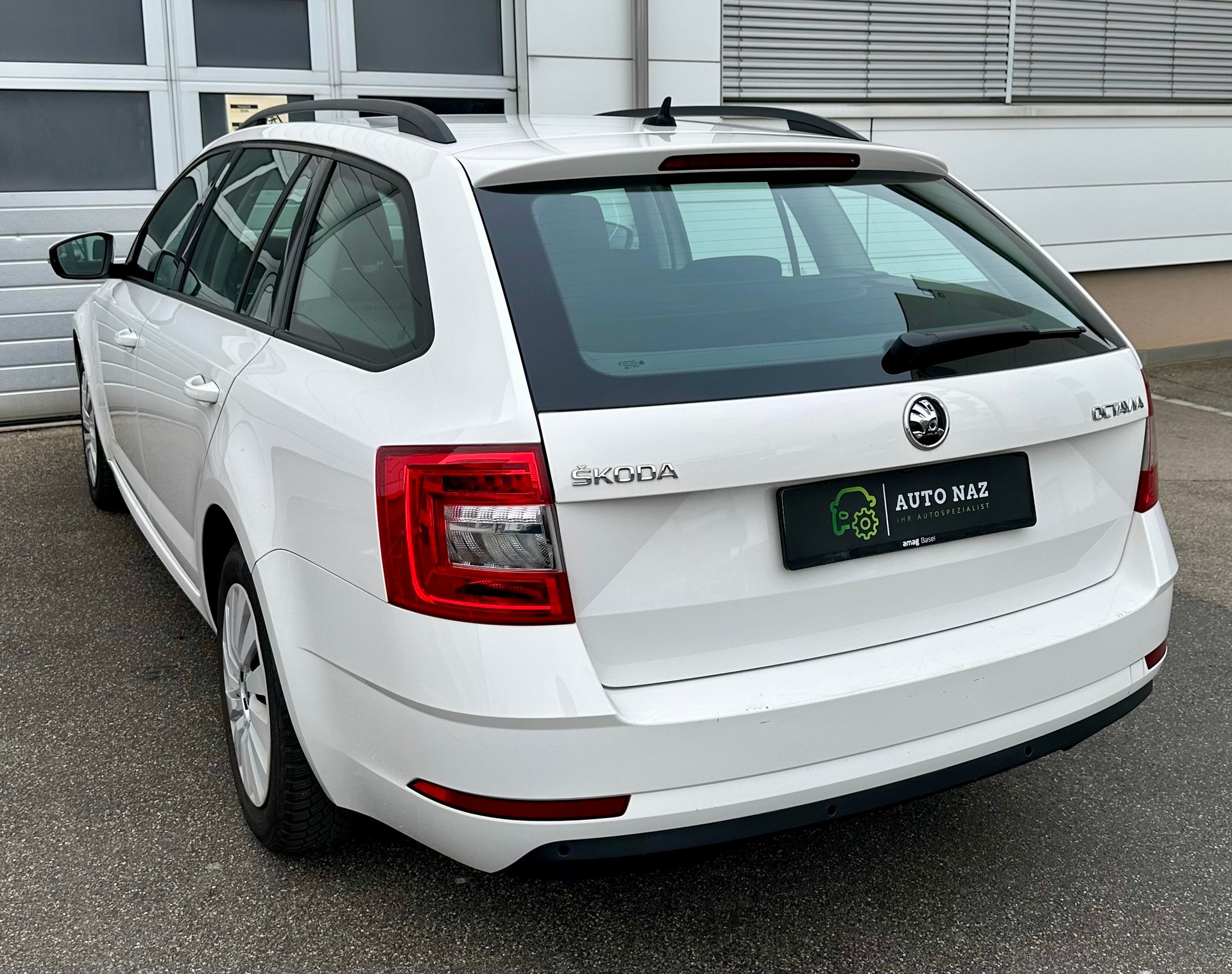 SKODA Octavia Combi 2.0 TDI / CH-Fahrzeug / Sehr gepflegt / FRISCH AB MFK / 12M Garantie/ Front- Assistent / Air Care-image-3