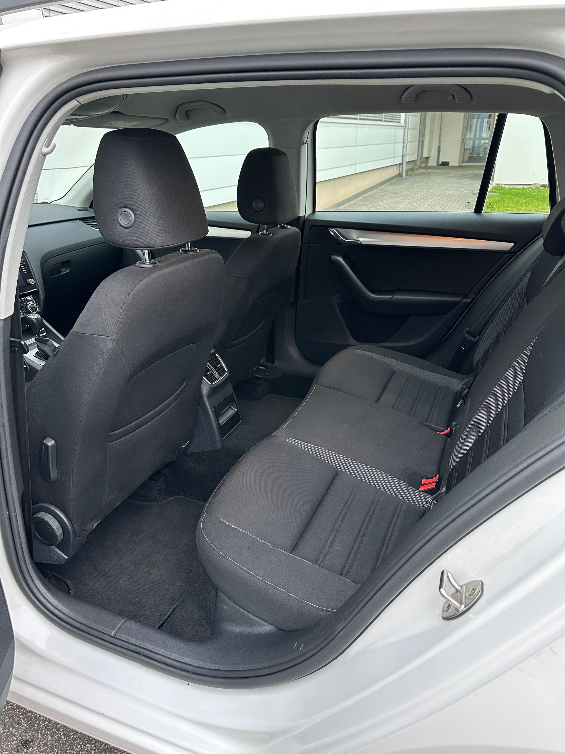 SKODA Octavia Combi 2.0 TDI / CH-Fahrzeug / Sehr gepflegt / FRISCH AB MFK / 12M Garantie/ Front- Assistent / Air Care-image-7