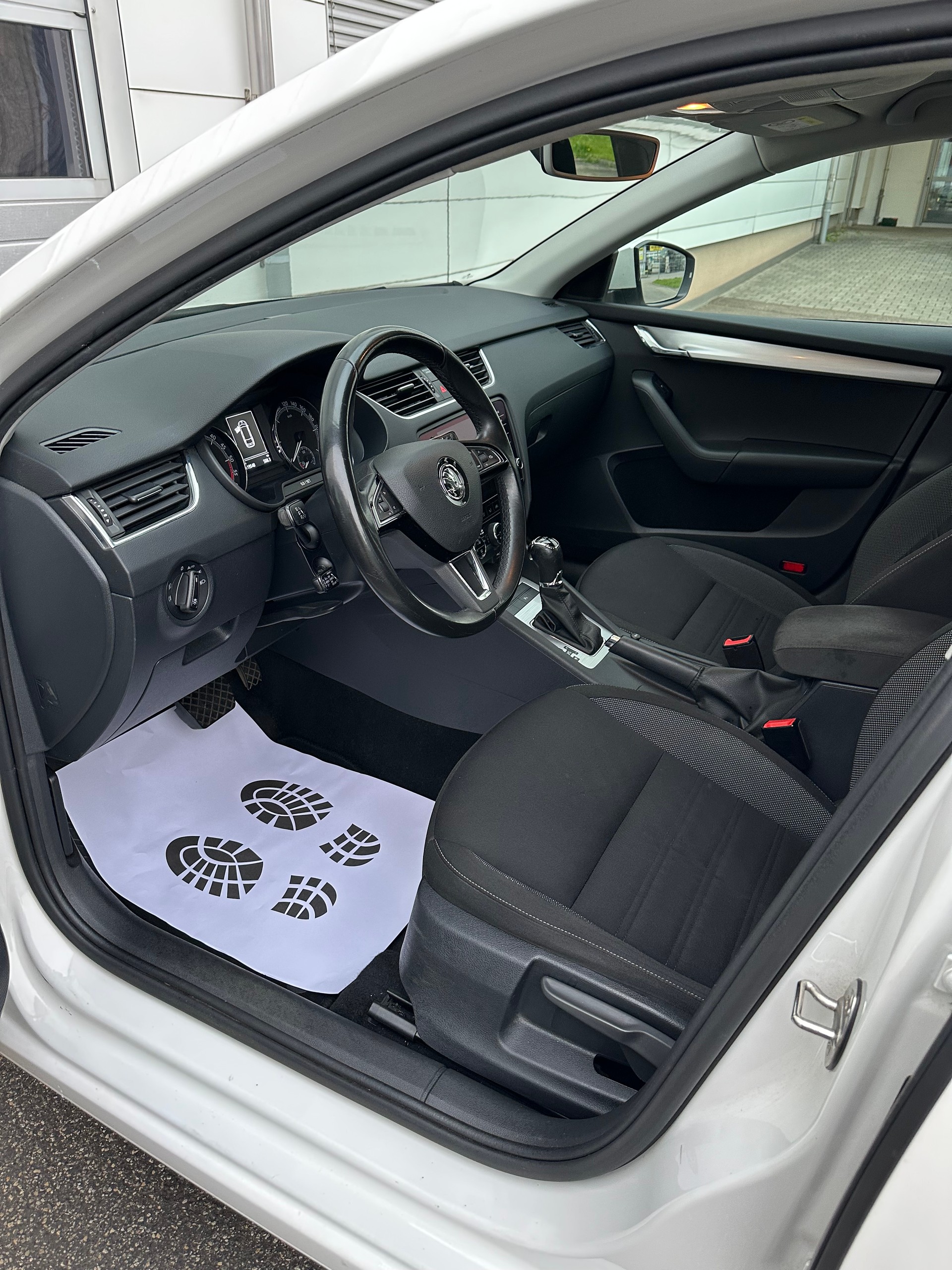 SKODA Octavia Combi 2.0 TDI / CH-Fahrzeug / Sehr gepflegt / FRISCH AB MFK / 12M Garantie/ Front- Assistent / Air Care-image-5
