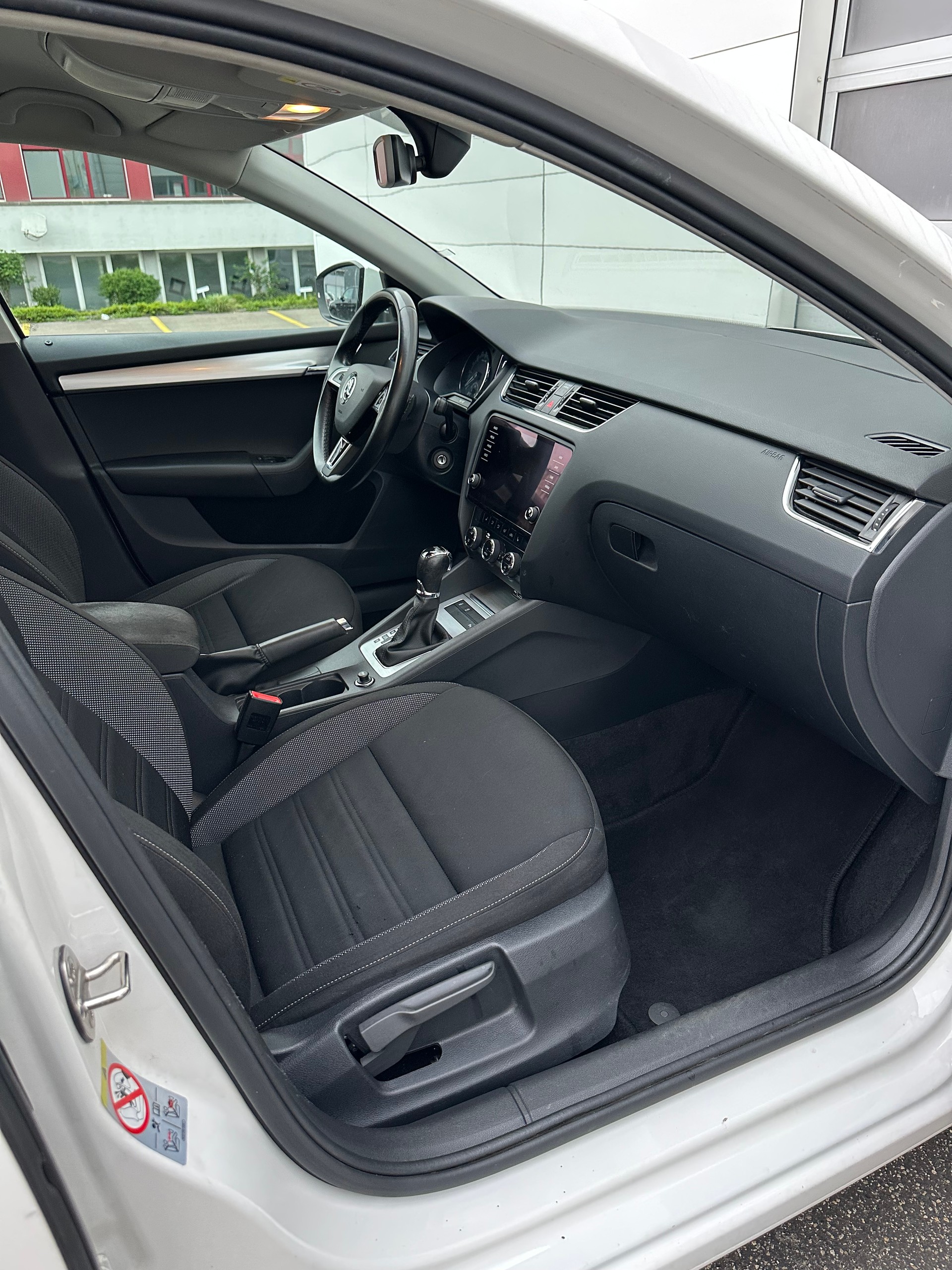 SKODA Octavia Combi 2.0 TDI / CH-Fahrzeug / Sehr gepflegt / FRISCH AB MFK / 12M Garantie/ Front- Assistent / Air Care-image-6