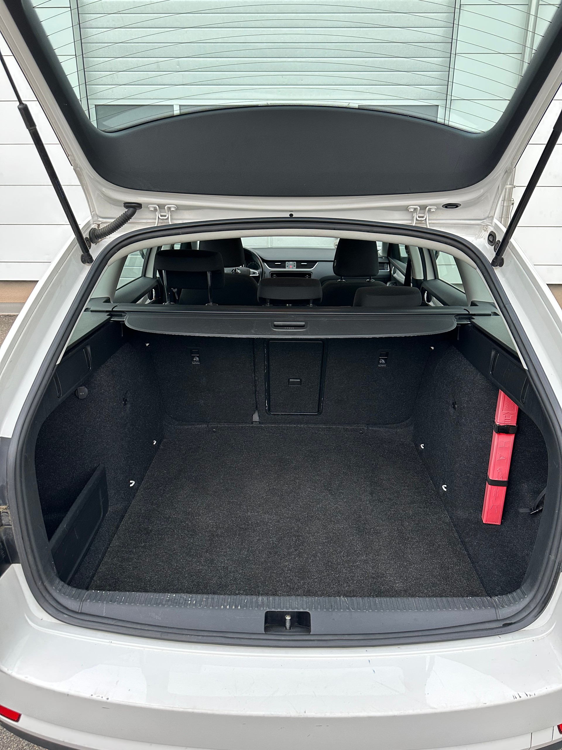 SKODA Octavia Combi 2.0 TDI / CH-Fahrzeug / Sehr gepflegt / FRISCH AB MFK / 12M Garantie/ Front- Assistent / Air Care-image-8