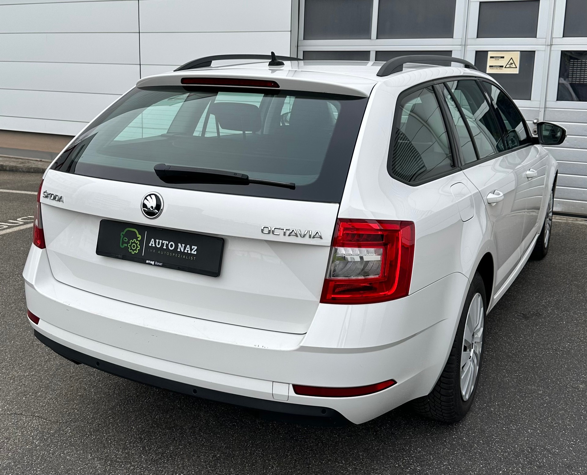 SKODA Octavia Combi 2.0 TDI / CH-Fahrzeug / Sehr gepflegt / FRISCH AB MFK / 12M Garantie/ Front- Assistent / Air Care-image-2