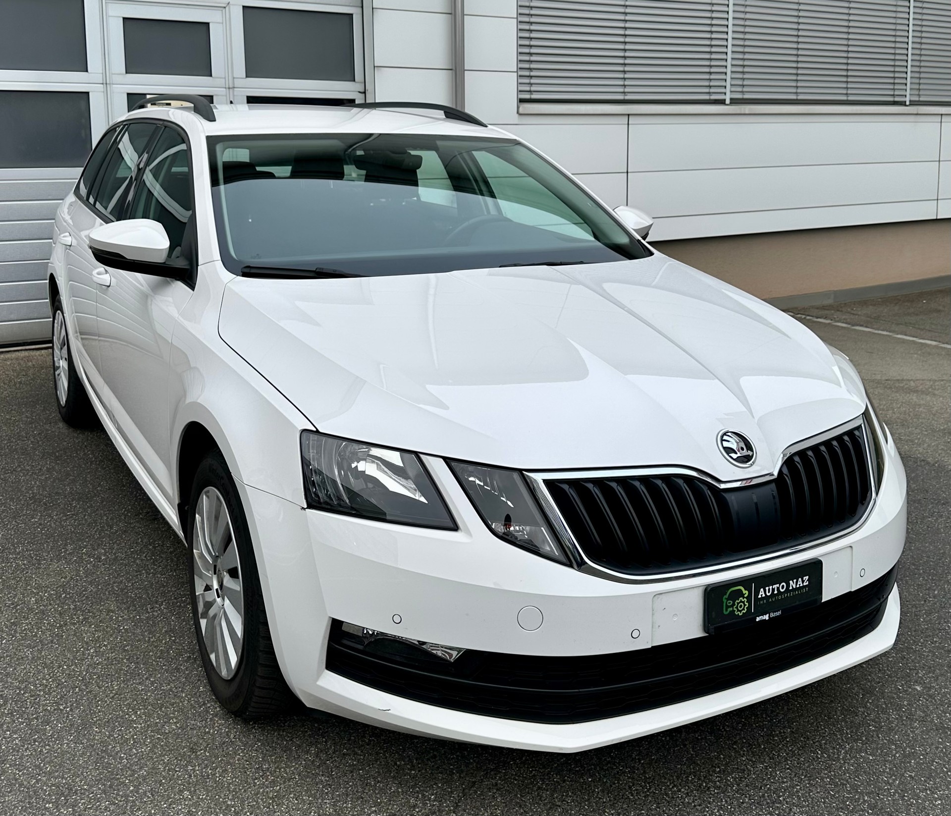 SKODA Octavia Combi 2.0 TDI / CH-Fahrzeug / Sehr gepflegt / FRISCH AB MFK / 12M Garantie/ Front- Assistent / Air Care-image-1