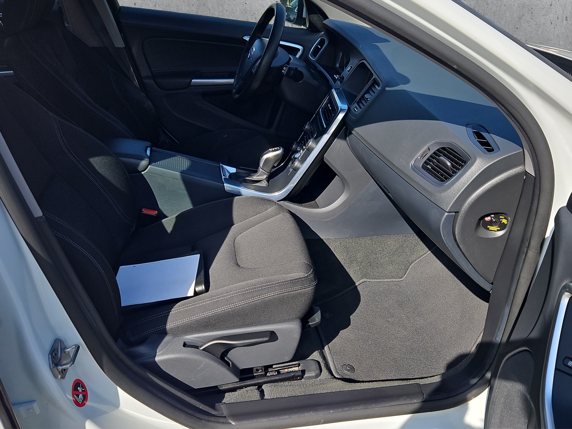 VOLVO V60 D2 Kinetic Geartronic-image-9
